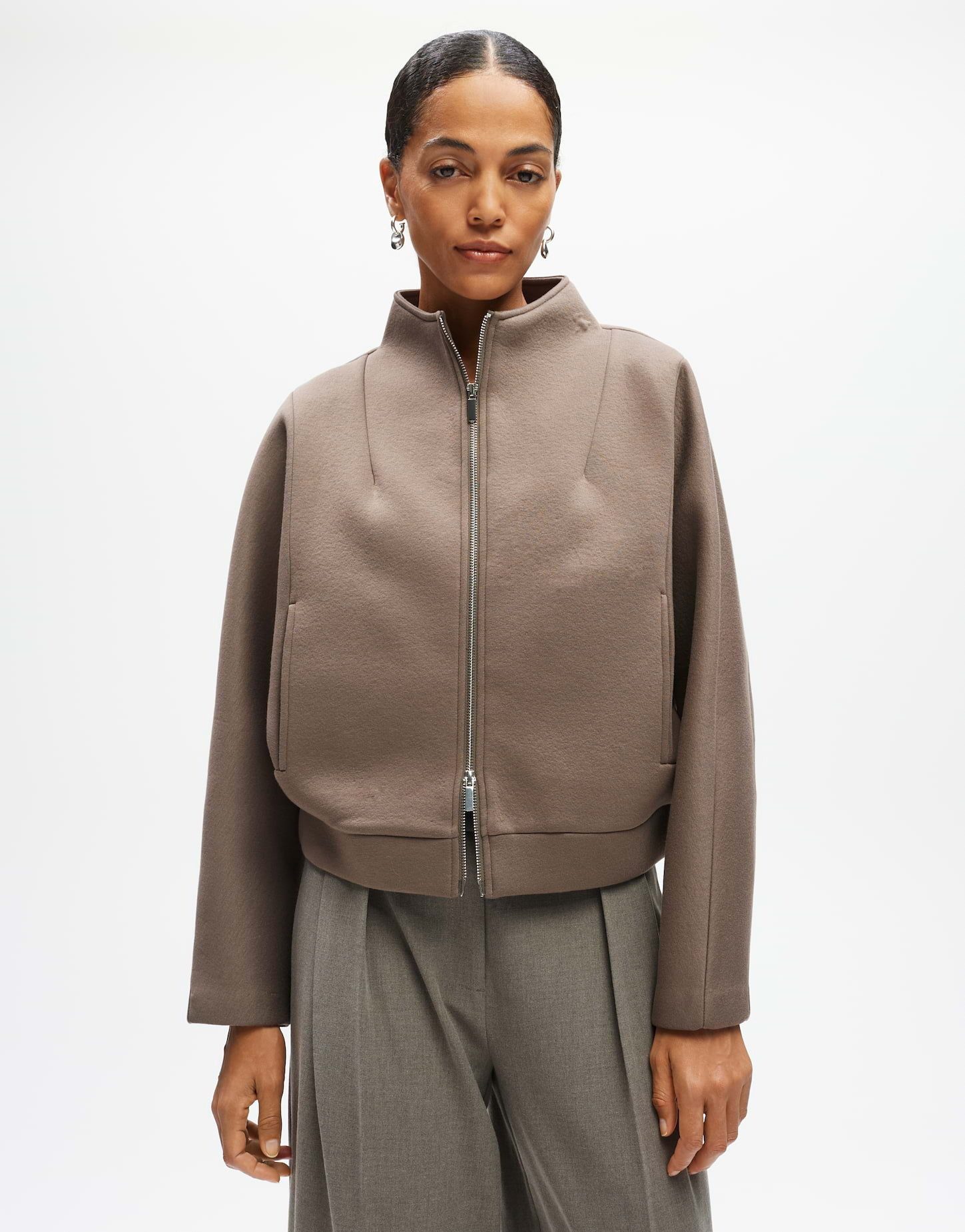 someday Sweatjacke Ujoana aus weichem Scuba Sweat Verkürzte, schmal zulaufende Form mit Stehkragen und Zipper