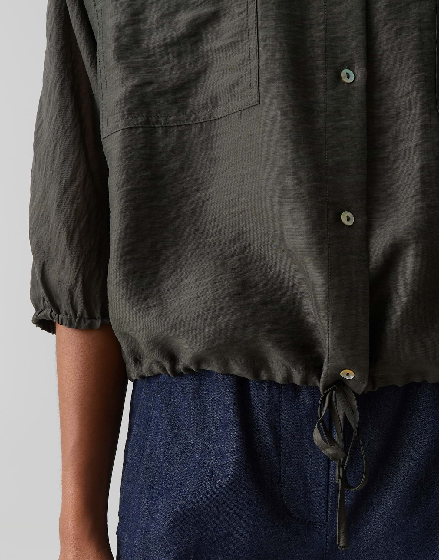 OPUS Satinbluse Funuk aus Satin mit dezentem Schimmer Elastische Ärmelbündchen sorgen für modernen Komfort – Bild 5 von 5