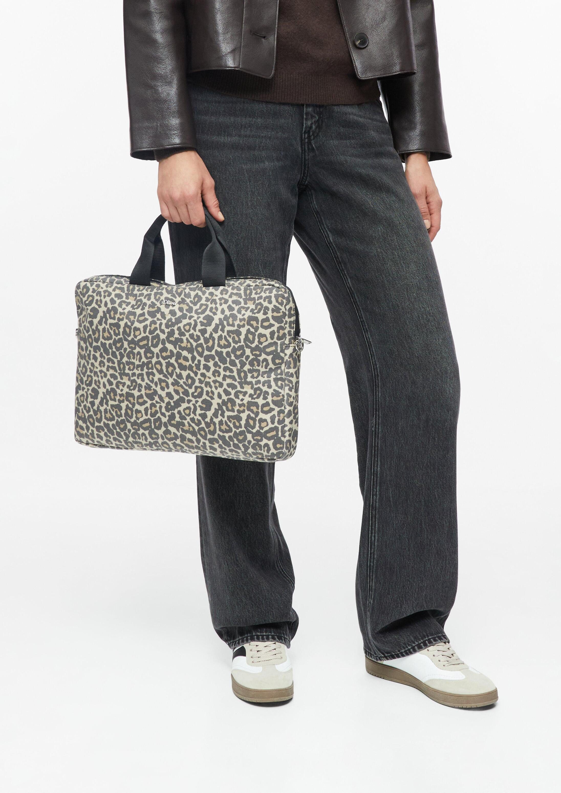 s.Oliver Schultertasche Tasche, Wasserabweisende Tasche mit Animal-Muster und Reißverschluss