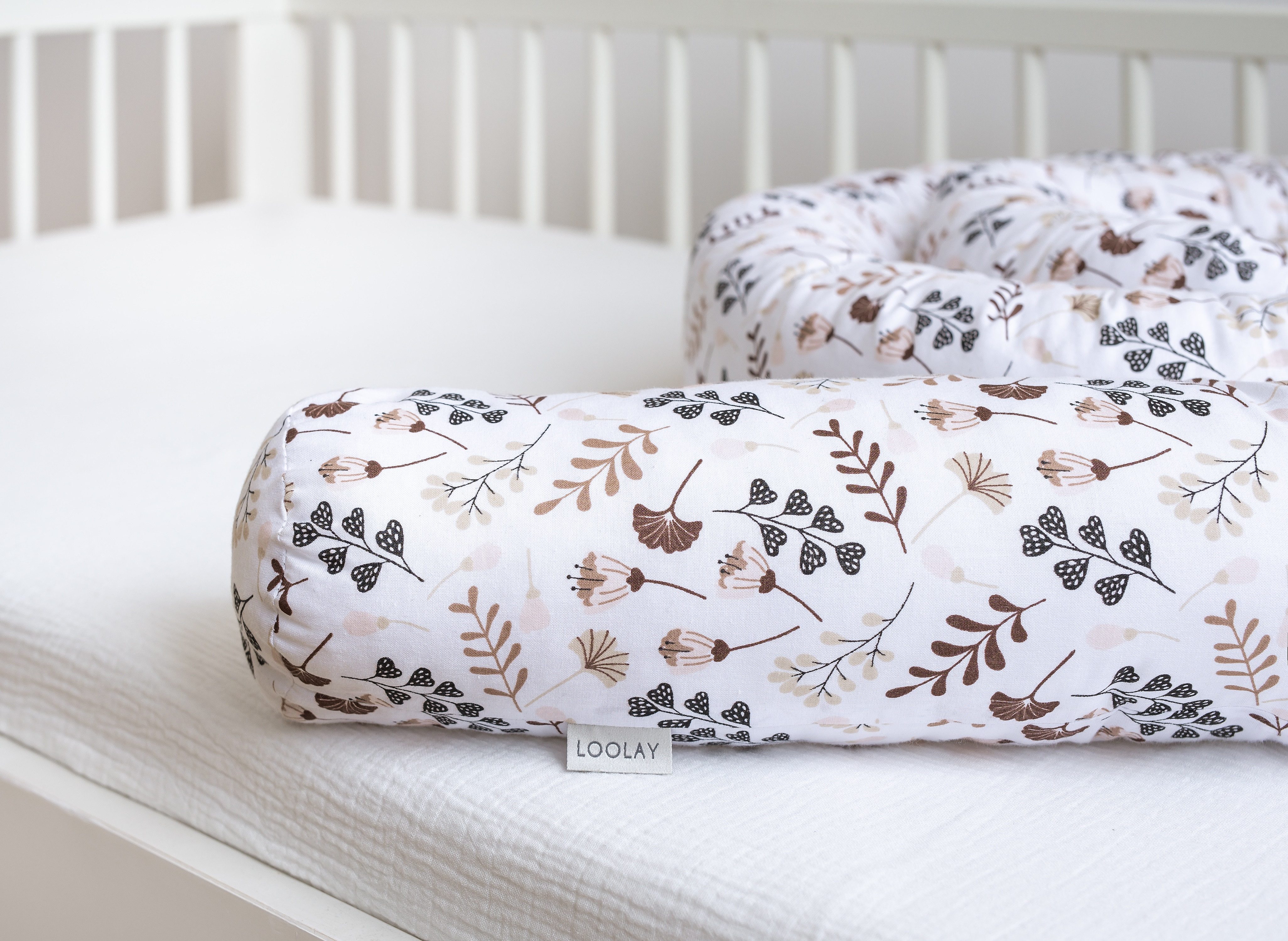 Loolay Nestchenschlange BRAUN Blumen BIO-Baumwolle Multifunktion PREMIUM Bettschlange Schlange, (Bettumrandung Krabbeldecke Babybett Umrandung Schlange Bett Kopfschutz, Zierkissen Bettrolle Dekokissen Zugluftstopper - Super GESCHENK), LOOLAY® - 100% Europäische Stoffe und Kleinserien-Nähen!