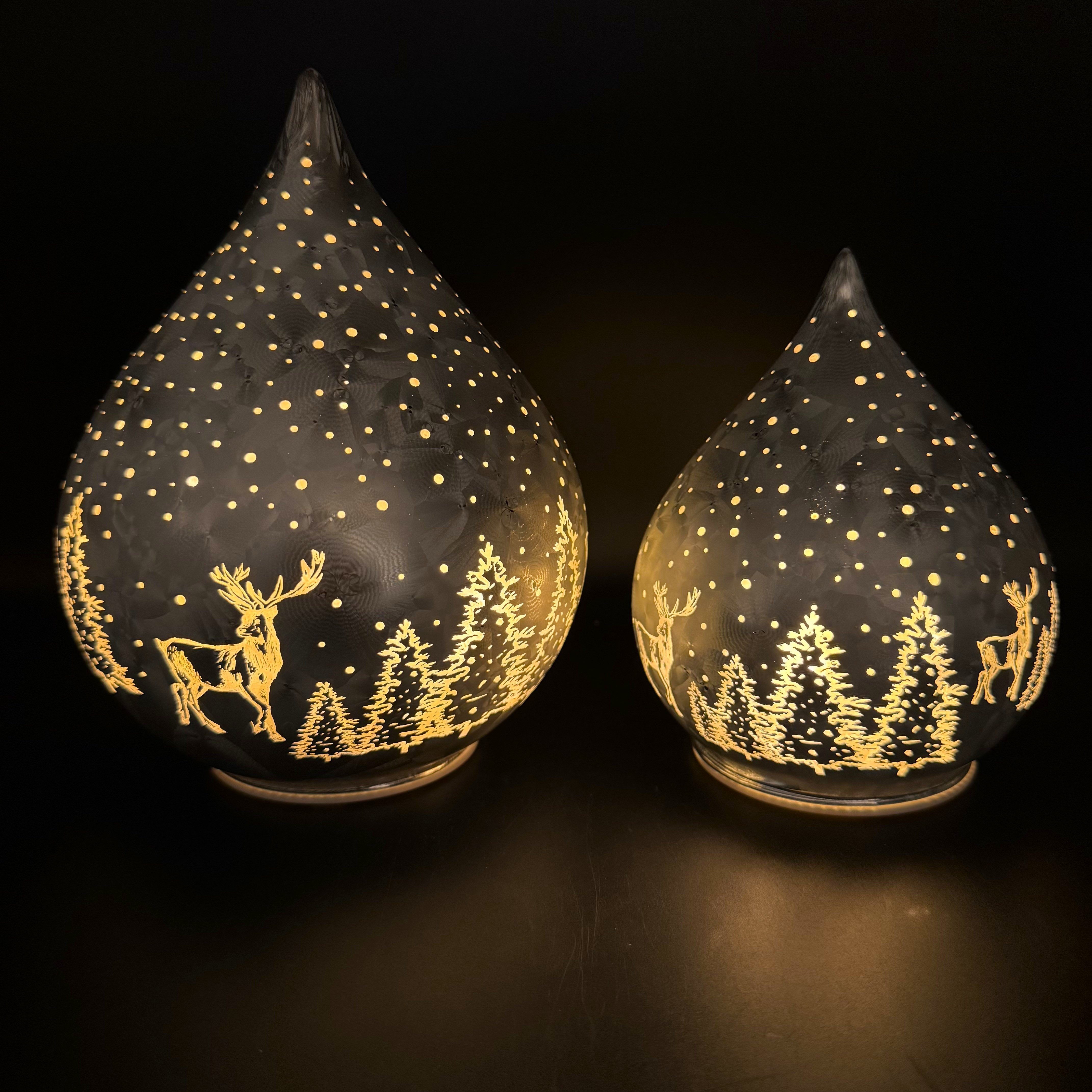 Online-Fuchs LED Dekolicht 2 Glastropfen im Frosty-Stil mit Timer - Stimmungslicht Winterwald, Lichterkette im Dauerleuchten oder seichten Funkeleffekt, warmweiß, Dekoration für Herbst, Winter und Weihnachten