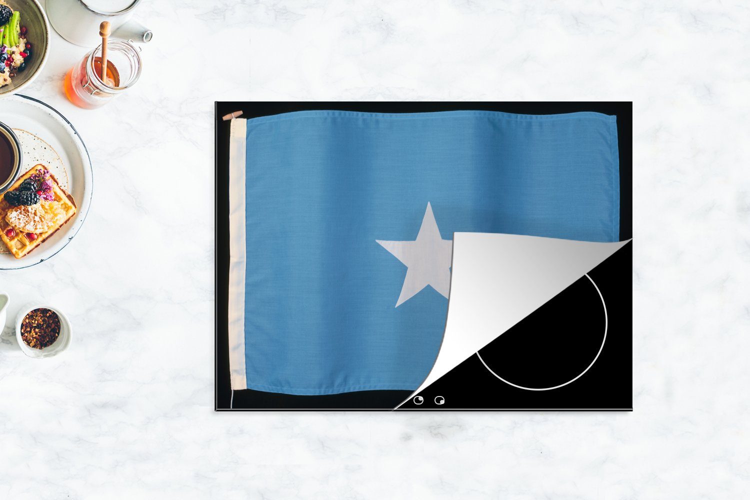 nutzbar, Arbeitsfläche cm, Hintergrund, (1 Mobile tlg), schwarzem auf Flagge Herdblende-/Abdeckplatte Somalia Vinyl, Die Ceranfeldabdeckung von MuchoWow 70x52