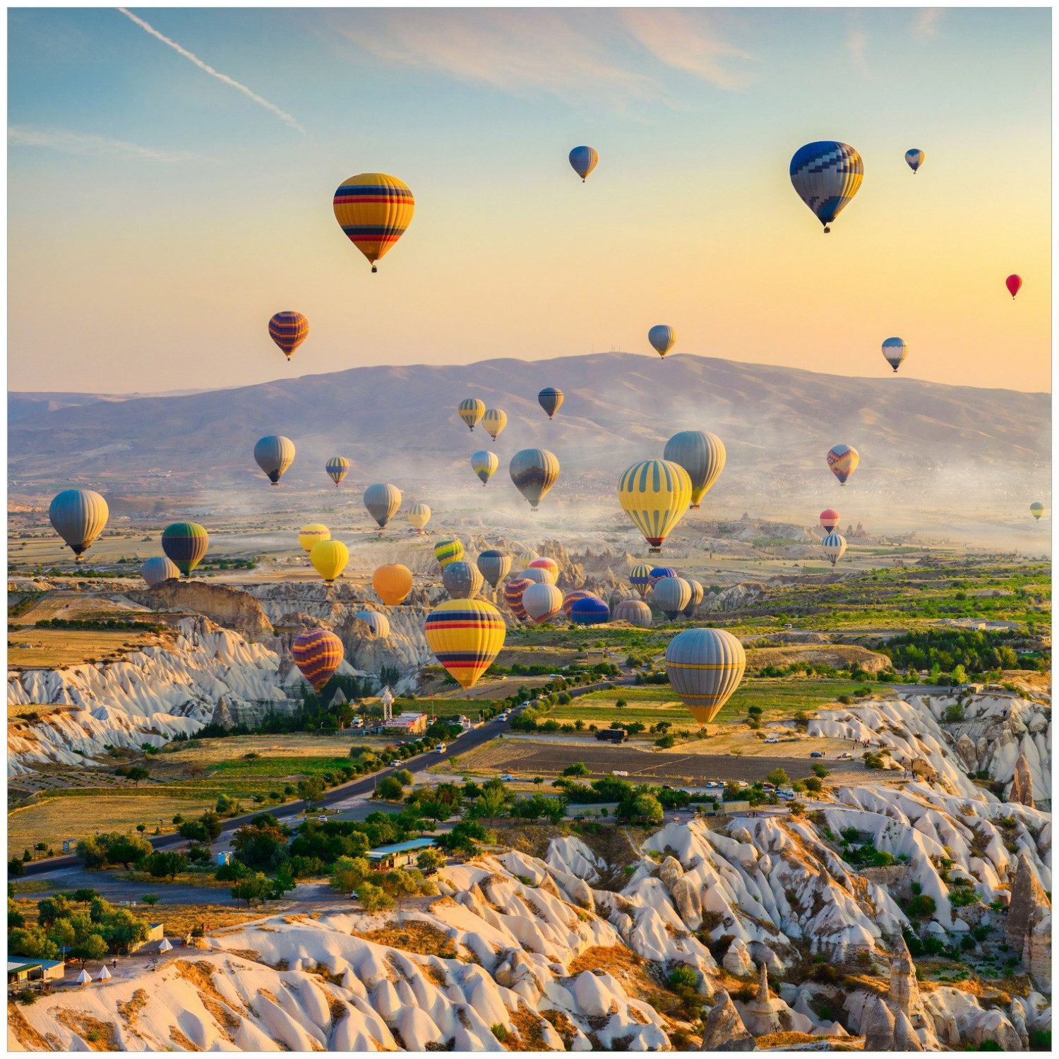 Wallario Möbelfolie Heißluftballons über Felsenlandschaft
