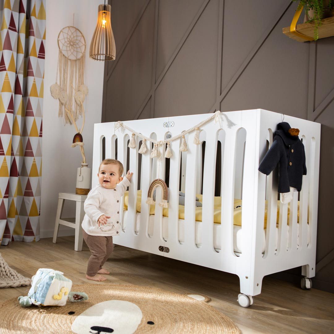 Puckdaddy GmbH Baby-Reisebett Henry 60x120 cm, weiß, Holz - mobiles Babybett mit Rollen