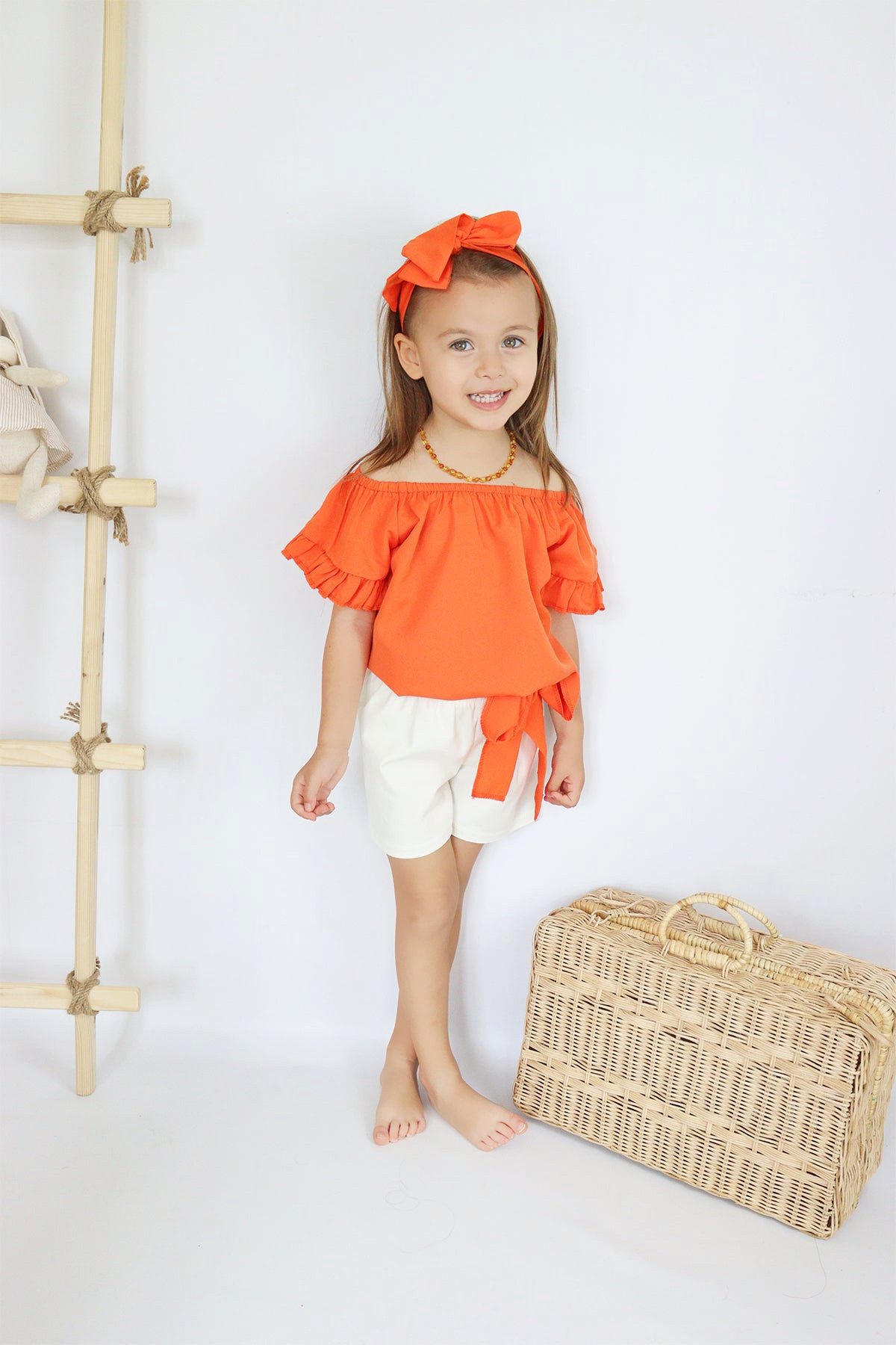 Shirt & Shorts Orangenes Shirt, weiße Jeans Shorts und Haarband im Set