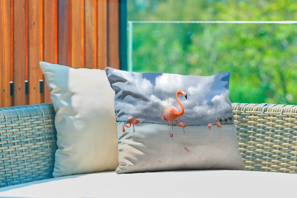MuchoWow Dekokissen Flamingos auf einer Insel in Aruba, Dekokissenbezug, Polyester, Kissenhülle Outdoor-Dekorationskissen