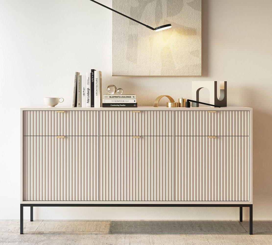 Feldmann-Wohnen Sideboard Nova (3 Türen, 3 Schubladen, 3 Einlegeböden, 1 St., Riffel-Optik Front, goldfarbene Metallgriffe, ABS-Kanten), 154x39x83cm, Fronten mit ausdrucksstarkem geriffelten Muster