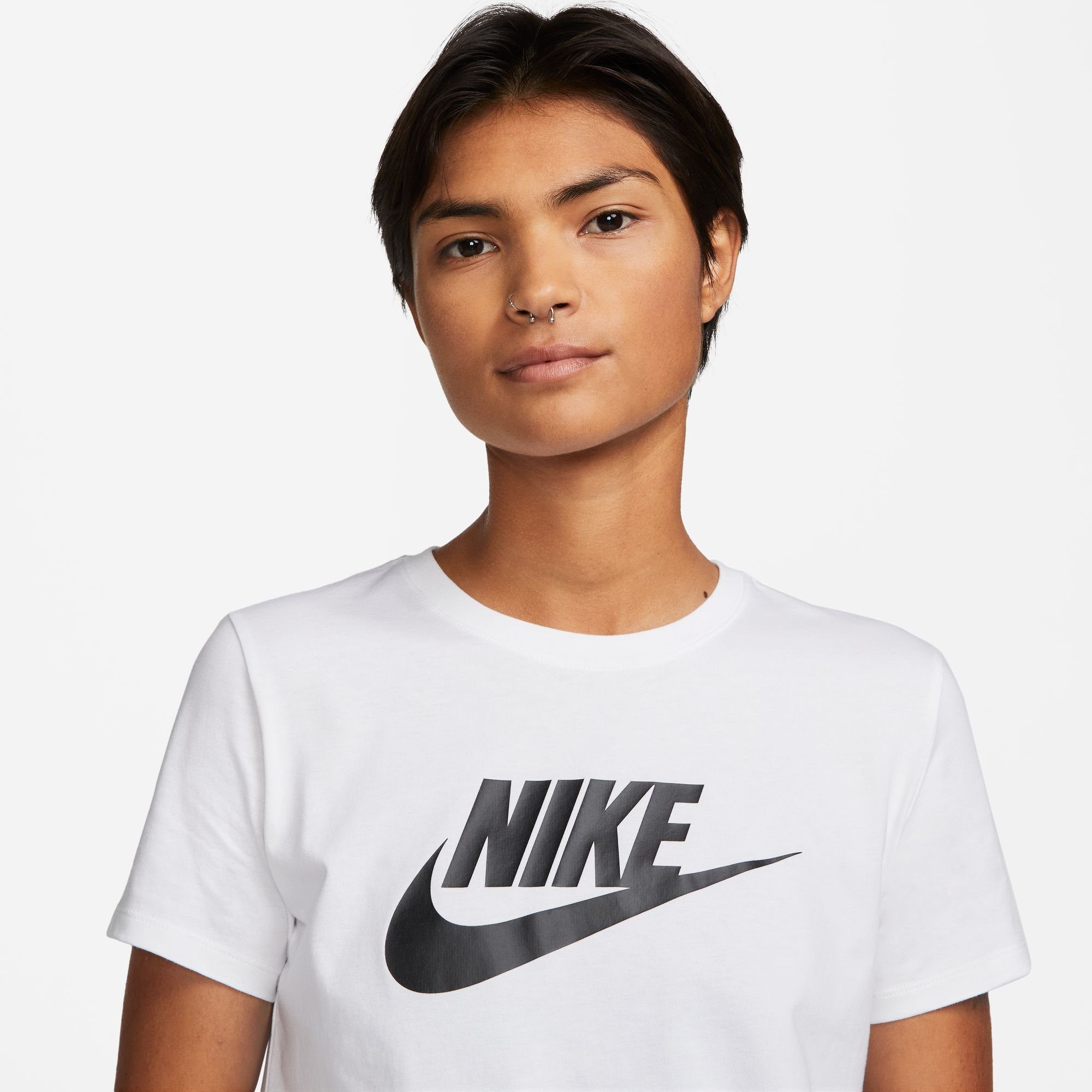 Nike Sportswear T-Shirt Nike Sportswear Essentials Women's Logo T-Shirt kürzerer Body, leicht abgerundeter Saum, Rundhalsausschnitt, Kurzarm