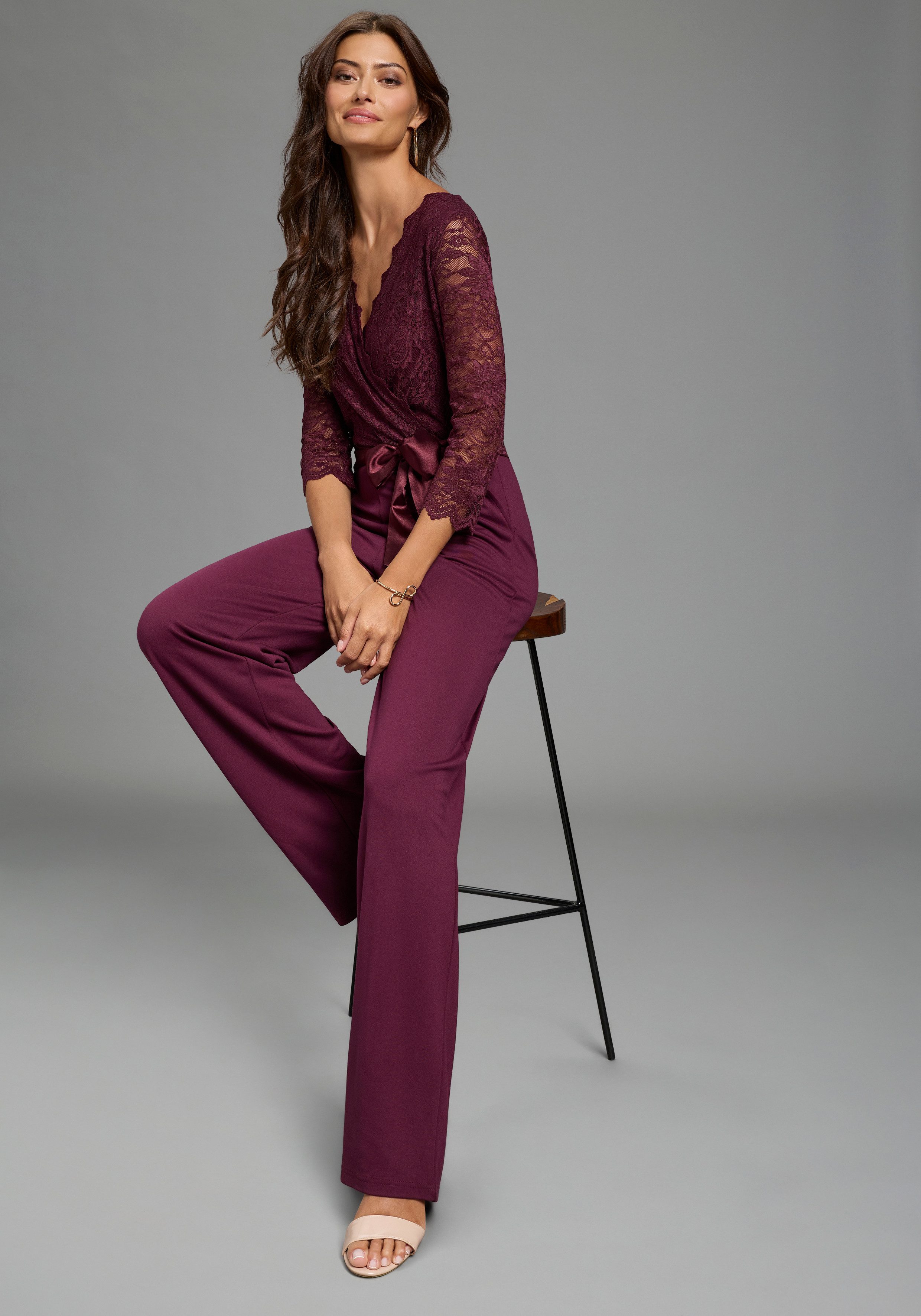 Laura Scott Jumpsuit mit Spitzenoberteil und Satin-Bindegürtel. € 84,99, (€ 84,99 pro 1 Stk).