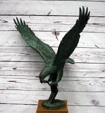 Bronzeskulpturen Skulptur Bronzefigur Adler im Stuzflug Raubvogel