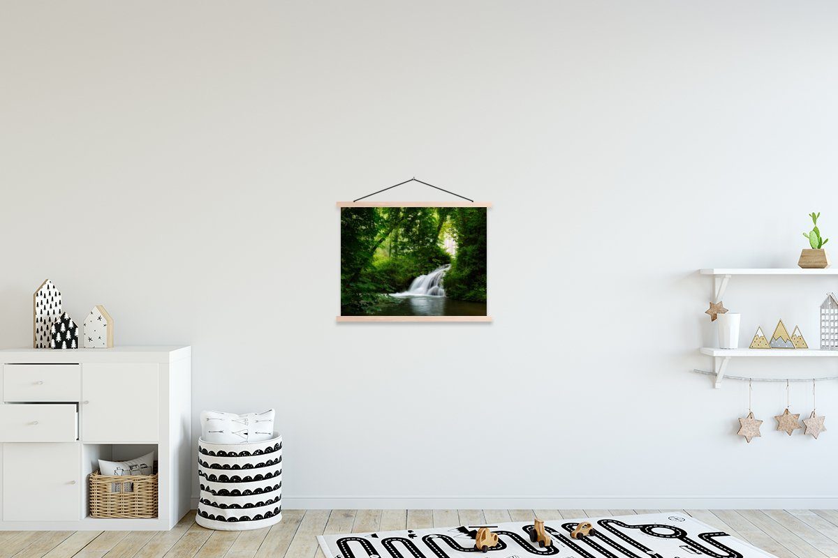 MuchoWow Poster Wasserfall - Natur - Grün, (1 St), Posterleiste, Textilposter für Wohnzimmer, Bilderleiste, Magnetisch