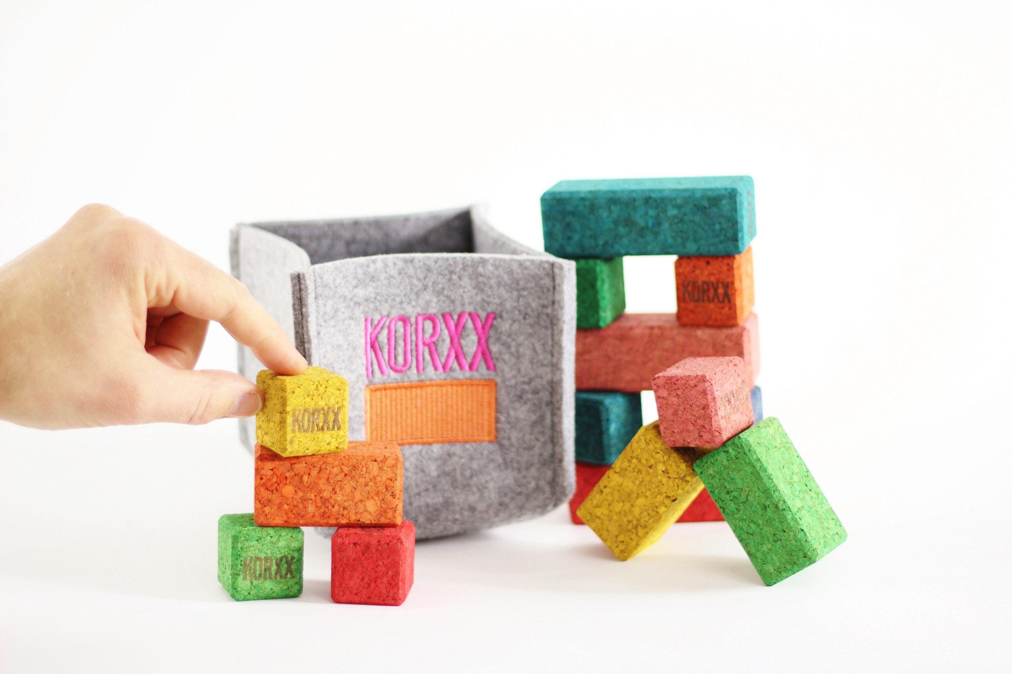 KORXX bunte mini Bauklötze aus Kork mit Filzbox Spielbausteine, (17 mini Bausteine aus Kork farbig für unterwegs, Brickle C mit Mini Filzbox), Bausteine aus Kork zum kreativen spielen für unterwegs