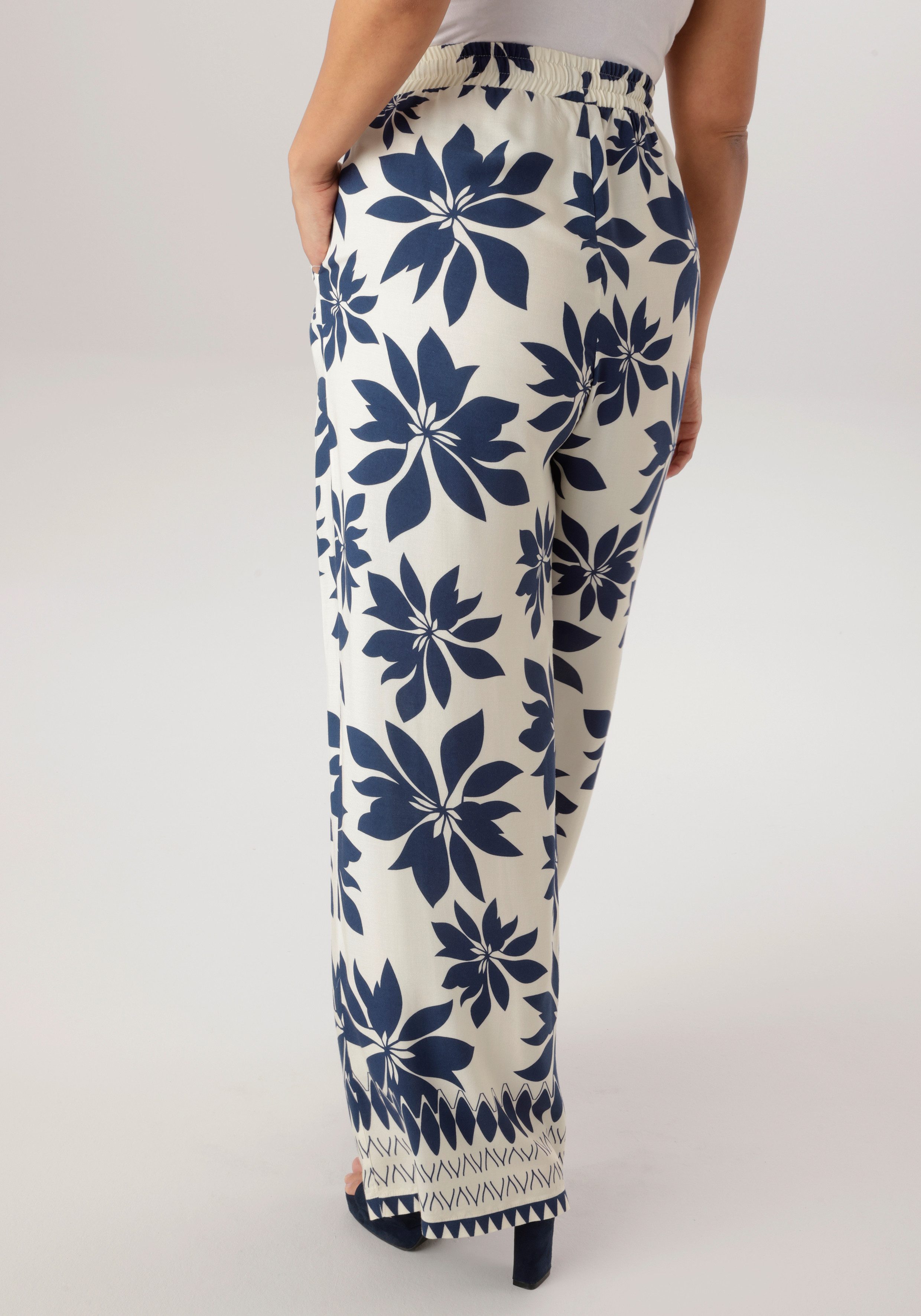 Aniston PLUS Schlupfhose mit großflächigen Blättern bedruckt - NEUE KOLLEKT günstig online kaufen
