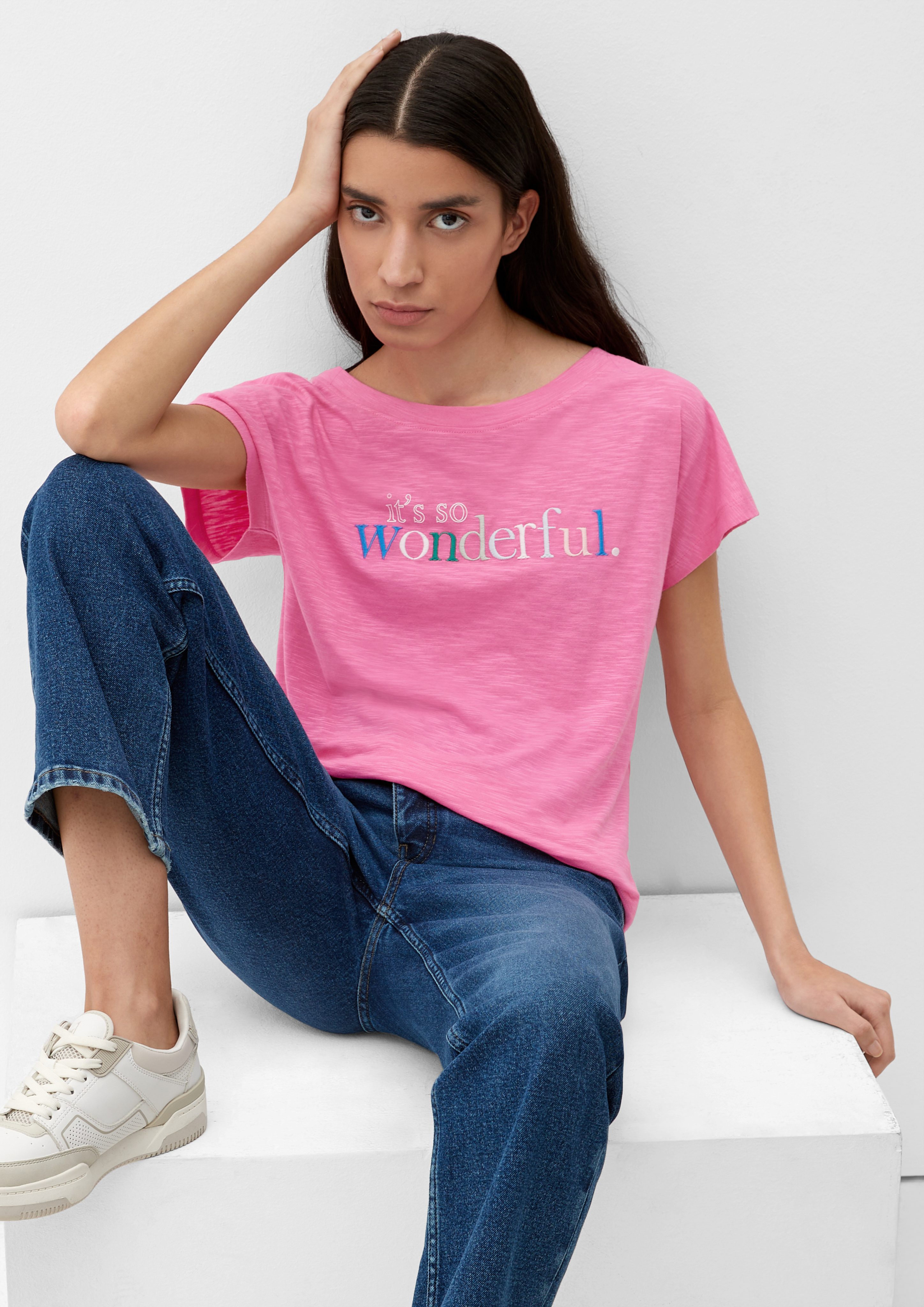 s.Oliver Kurzarmshirt T-Shirt mit Stickerei Stickerei pink