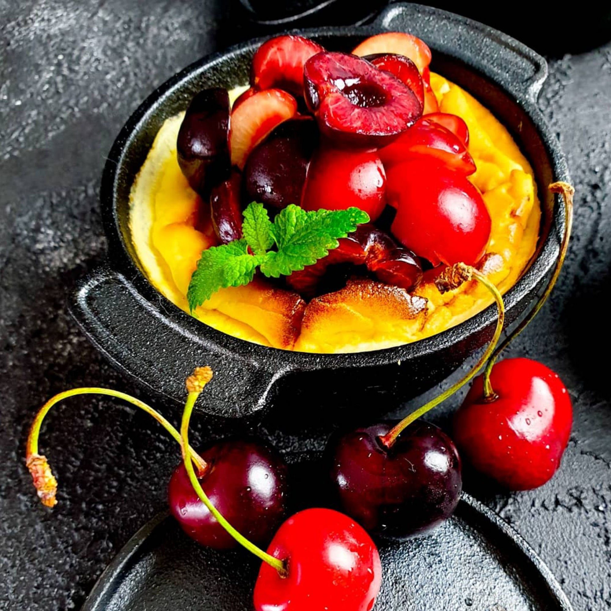 BBQ-Toro Serviertopf Mini Dutch Oven (4 Stück), Ø 11 cm, Gusseisen Topf mit Holzunterlage, Gusseisen (Set)