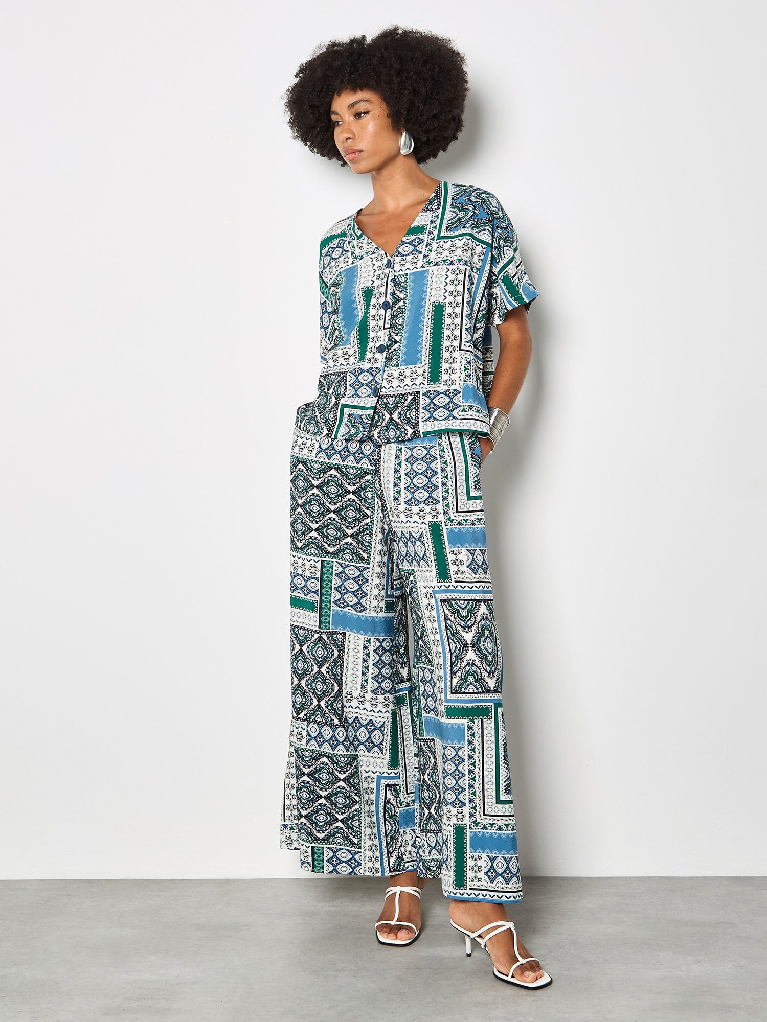 Apricot Klassische Bluse Folk-Patchwork-Bluse . mit Muster