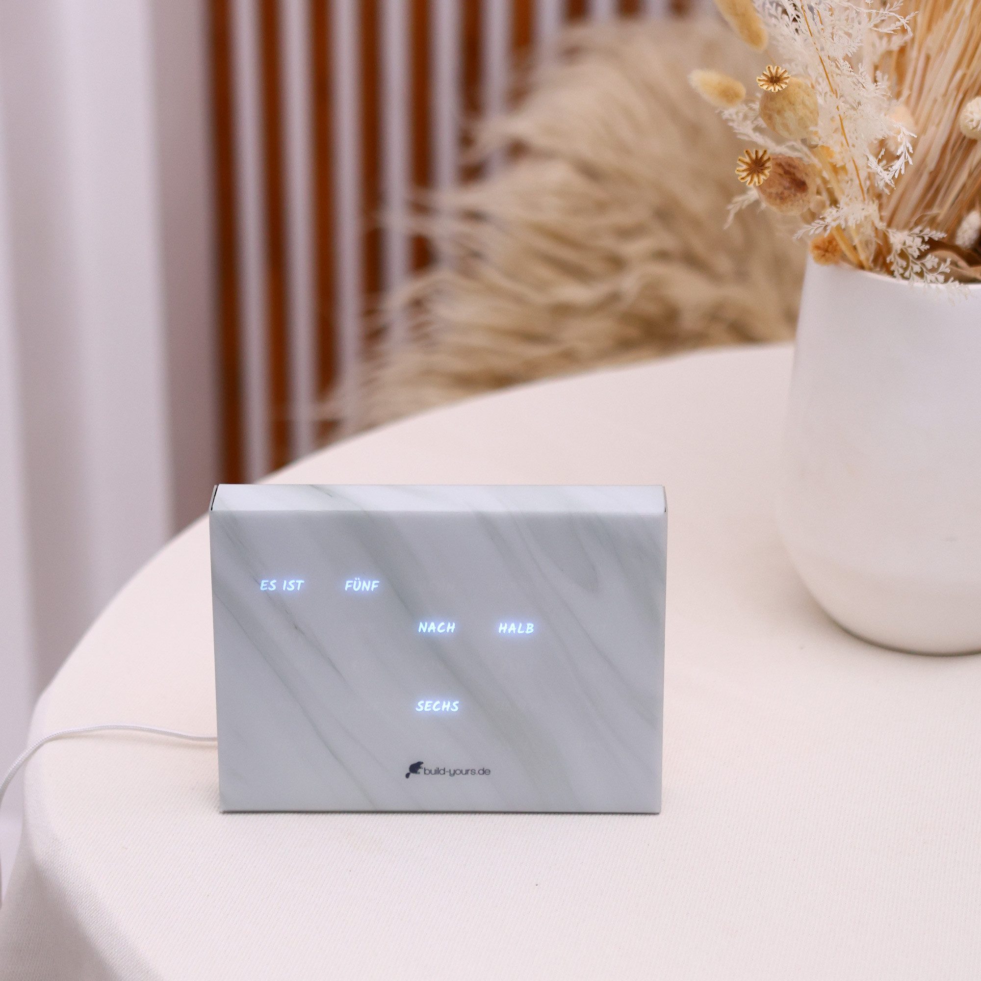 build-yours.de Standuhr BoxClock PLA - Die Wortuhr für den Schreibtisch - LED Standuhr