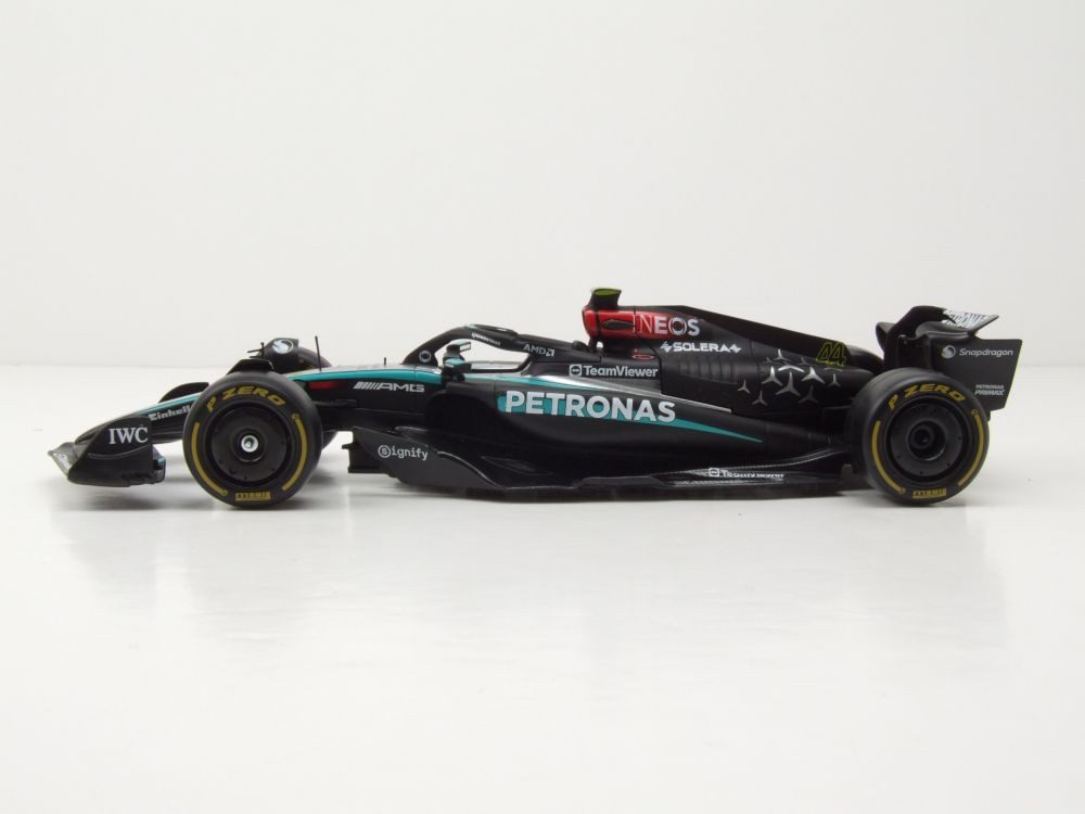 Bburago Modellauto Mercedes AMG W15 E #44 Formel 1 2024 mit Hamilton Figur, Maßstab 1:24
