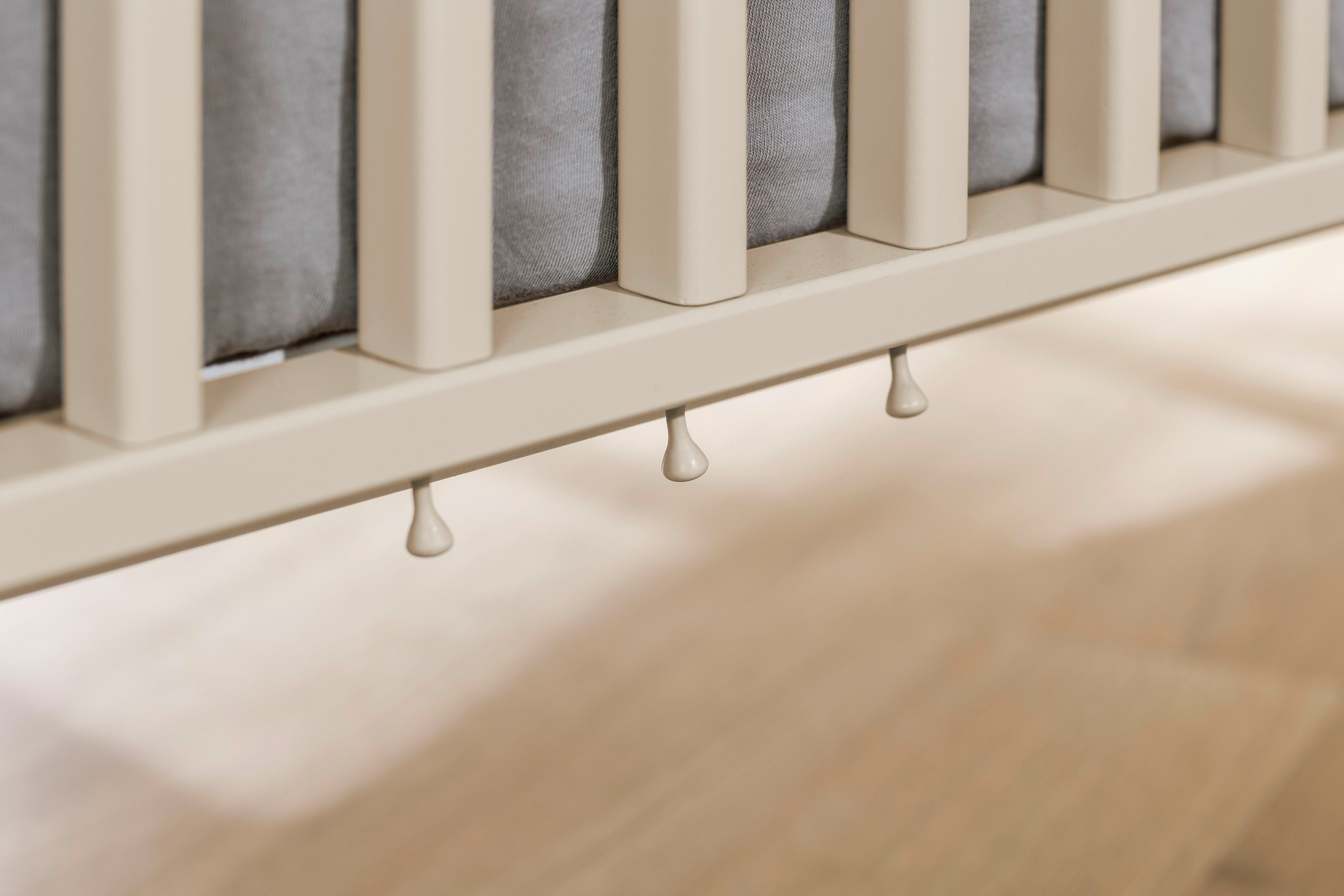 PAIDI Babybett EEFJE 70x140cm in Beige, umbaubares Kinderbett mit Massivholz, Gitterbett 4-fach höhenverstellbar, entnehmbare Sprossen, Juniorbett
