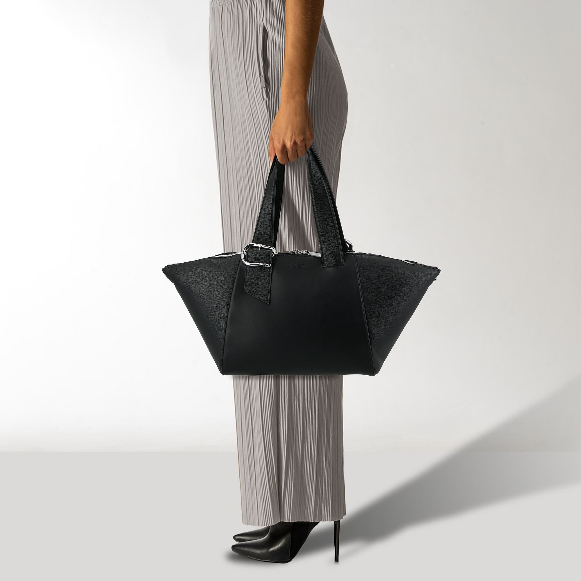HUGO Schultertasche Ninda, Polyurethan
