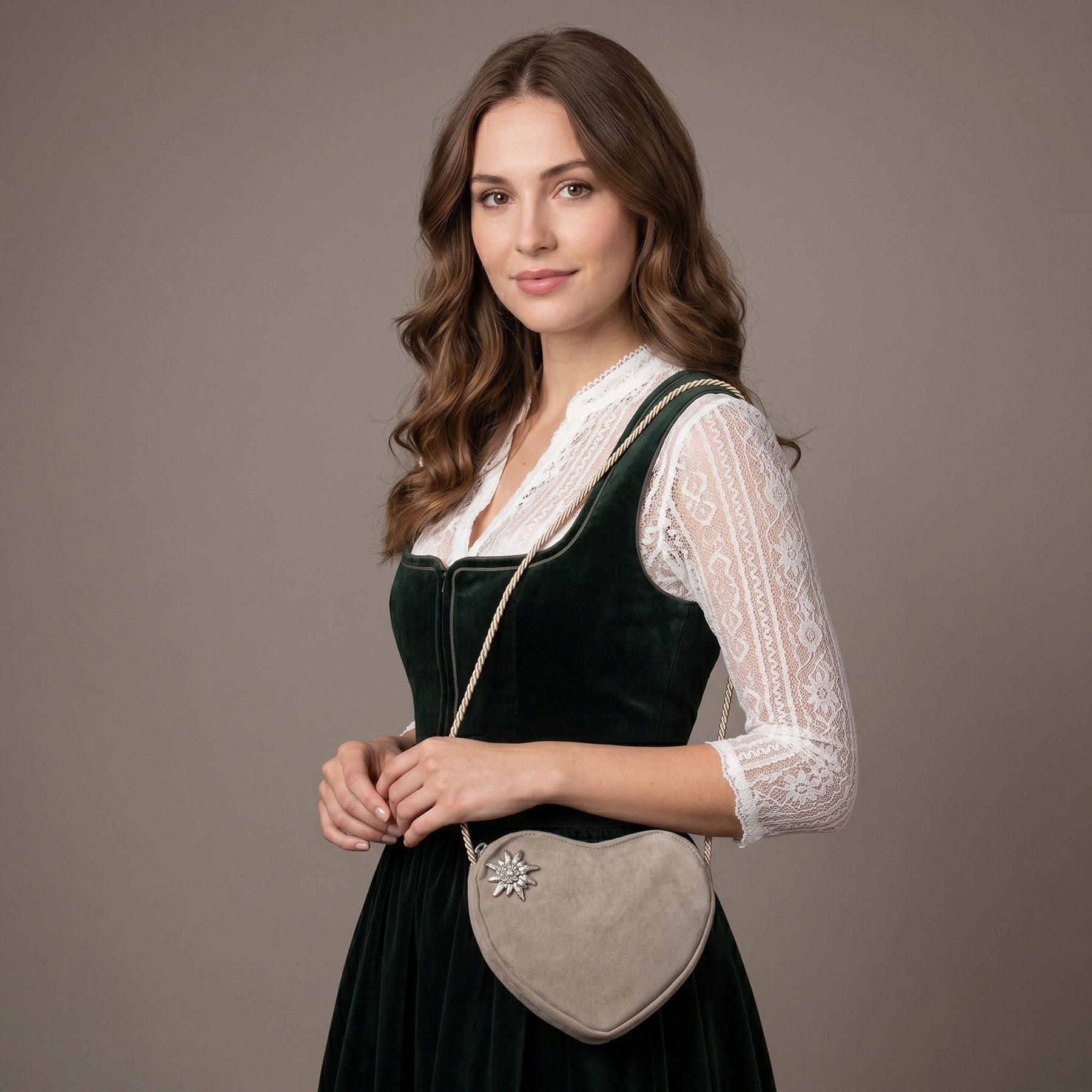 Alpenflüstern Schultertasche Herztasche Strass-Edelweiß (taupe-grau), - Damen Trachtentasche in Herzform, Schultertasche fürs Dirndl, Herz H – Bild 2 von 3