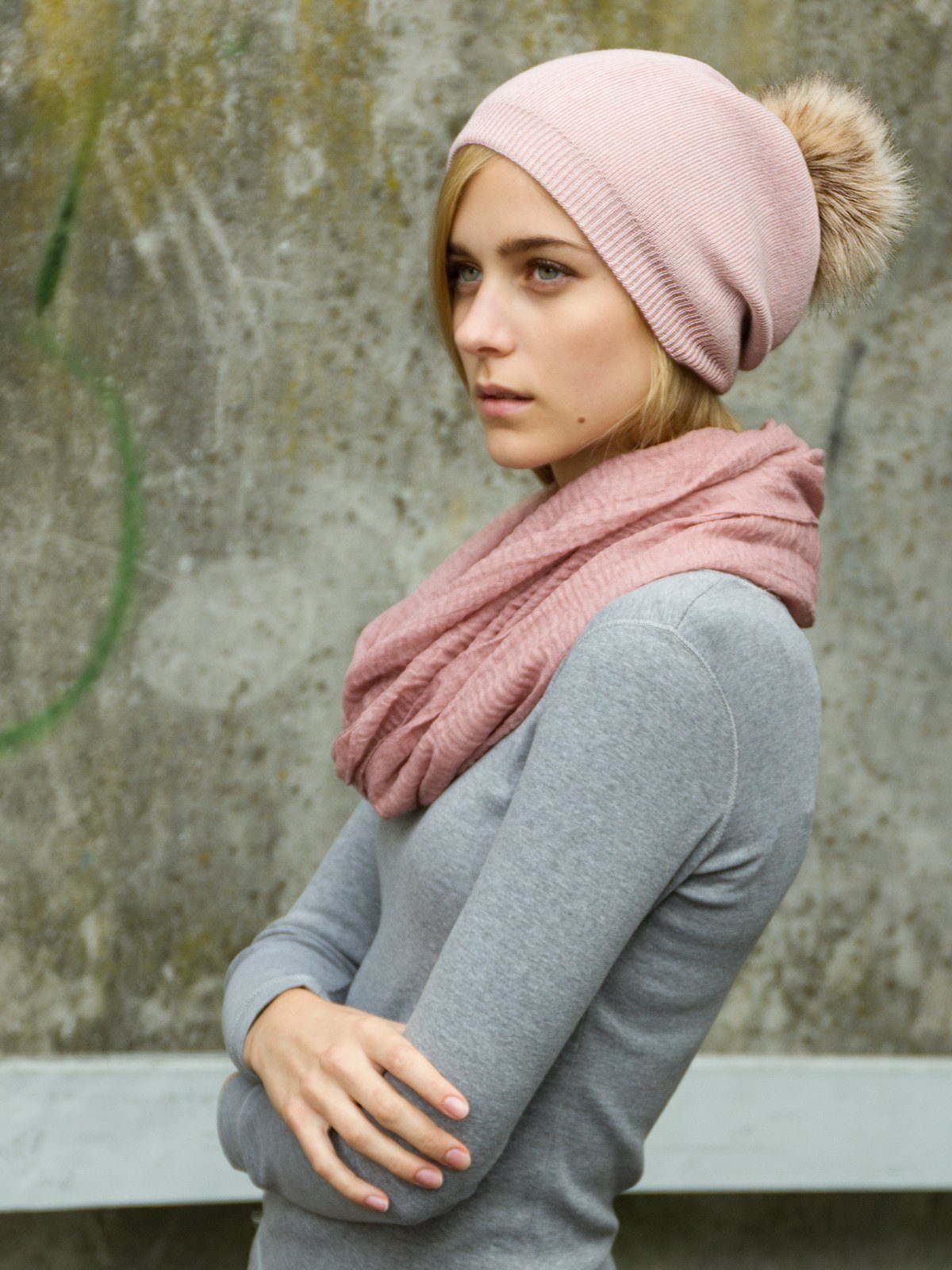 Caspar Bommelmütze MU187 elegante Damen Feinstrick Mütze Bommelmütze mit Fe günstig online kaufen