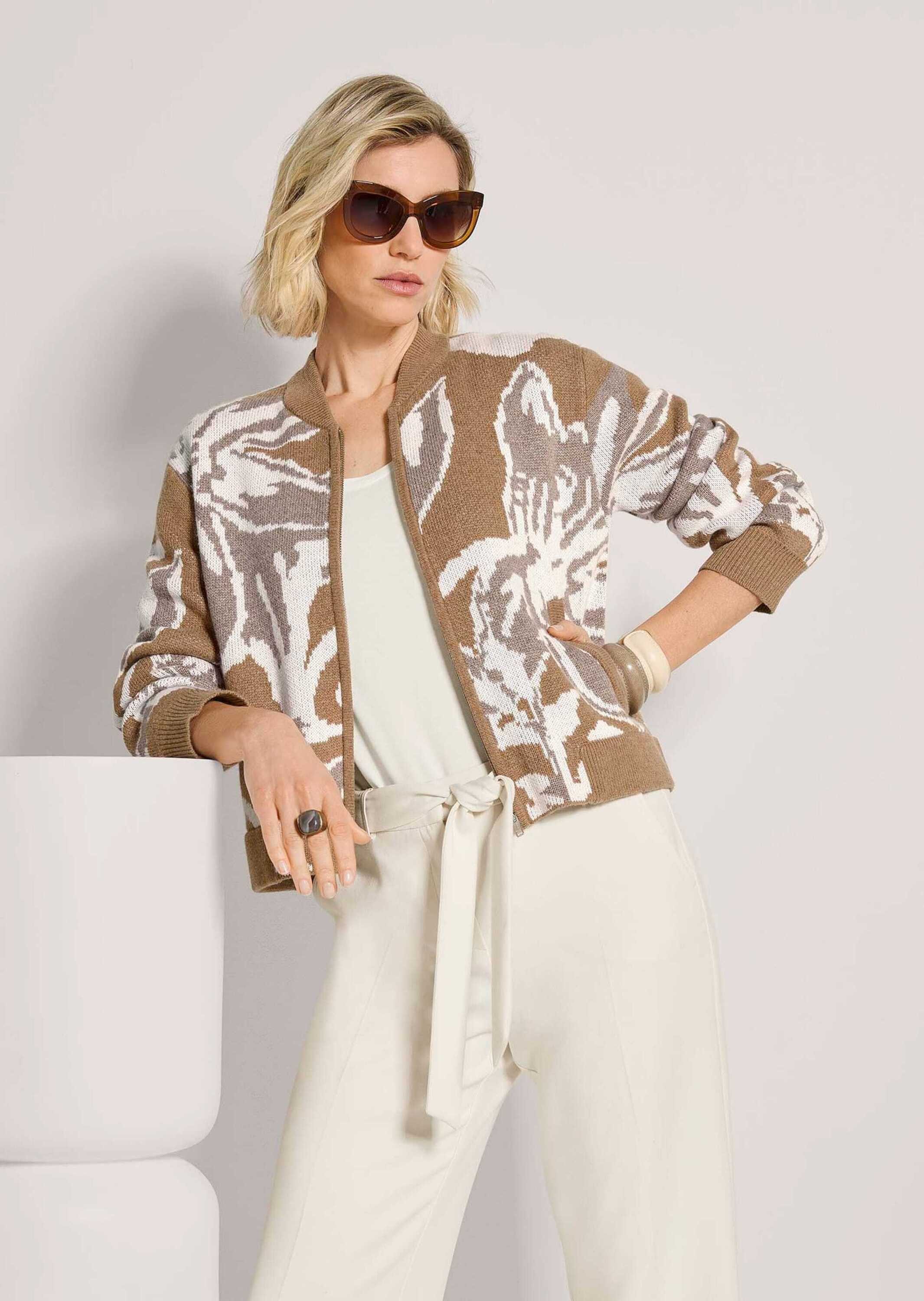 MADELEINE Strickjacke Strickblouson mit Blüten-Jacquard Kleiner Stehkragen, vorderer Reißverschluss & schräge Leistentaschen