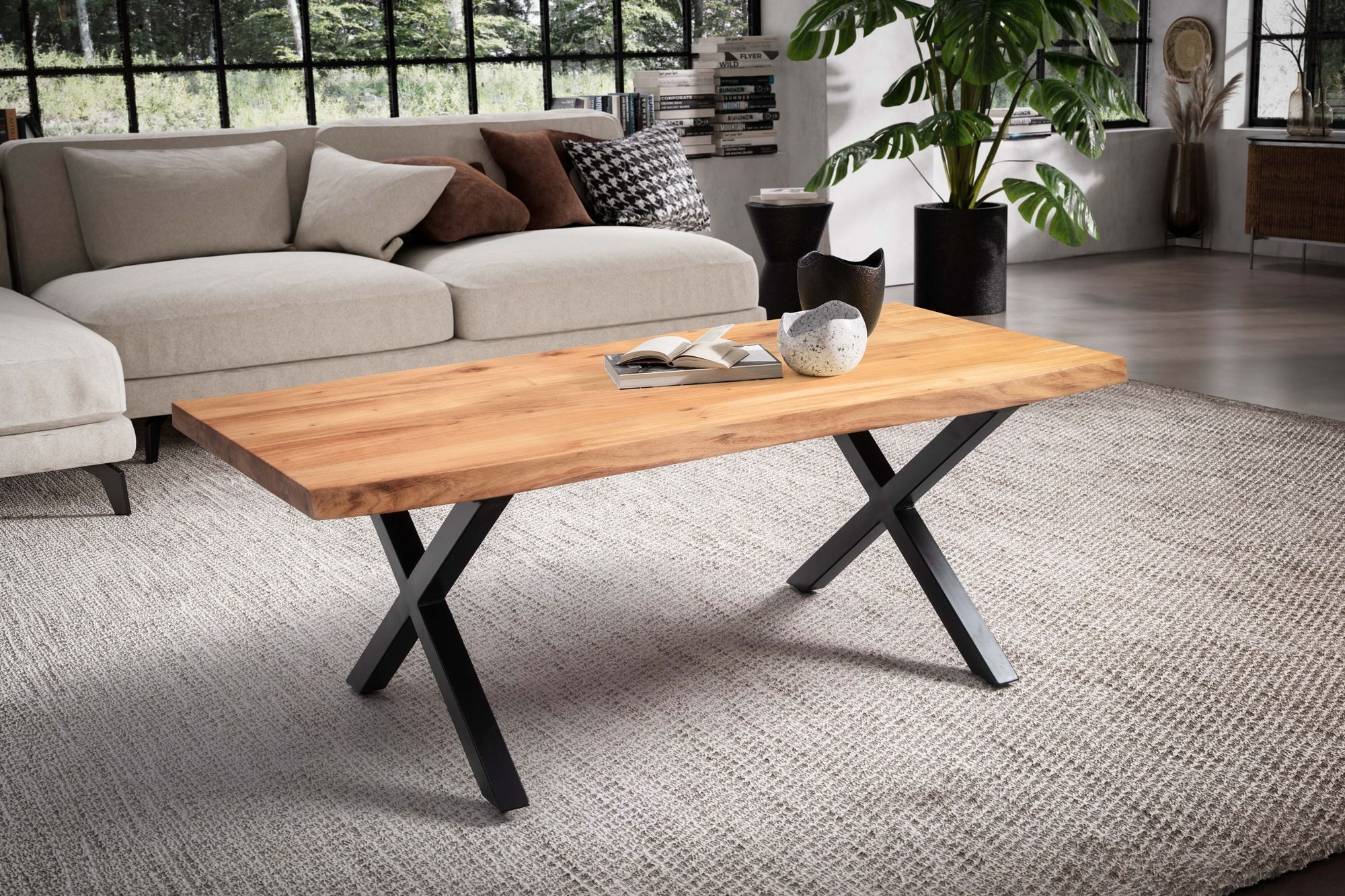 FINEBUY Couchtisch FB100789 Akazie Massiv 120cm · Wohnzimmertisch Baumkante X-Gestell (Tisch mit Baumkante, Massivholz Akazie 120 x 60 cm), Sofatisch Trapezbeine, Großer Wohnzimmertisch