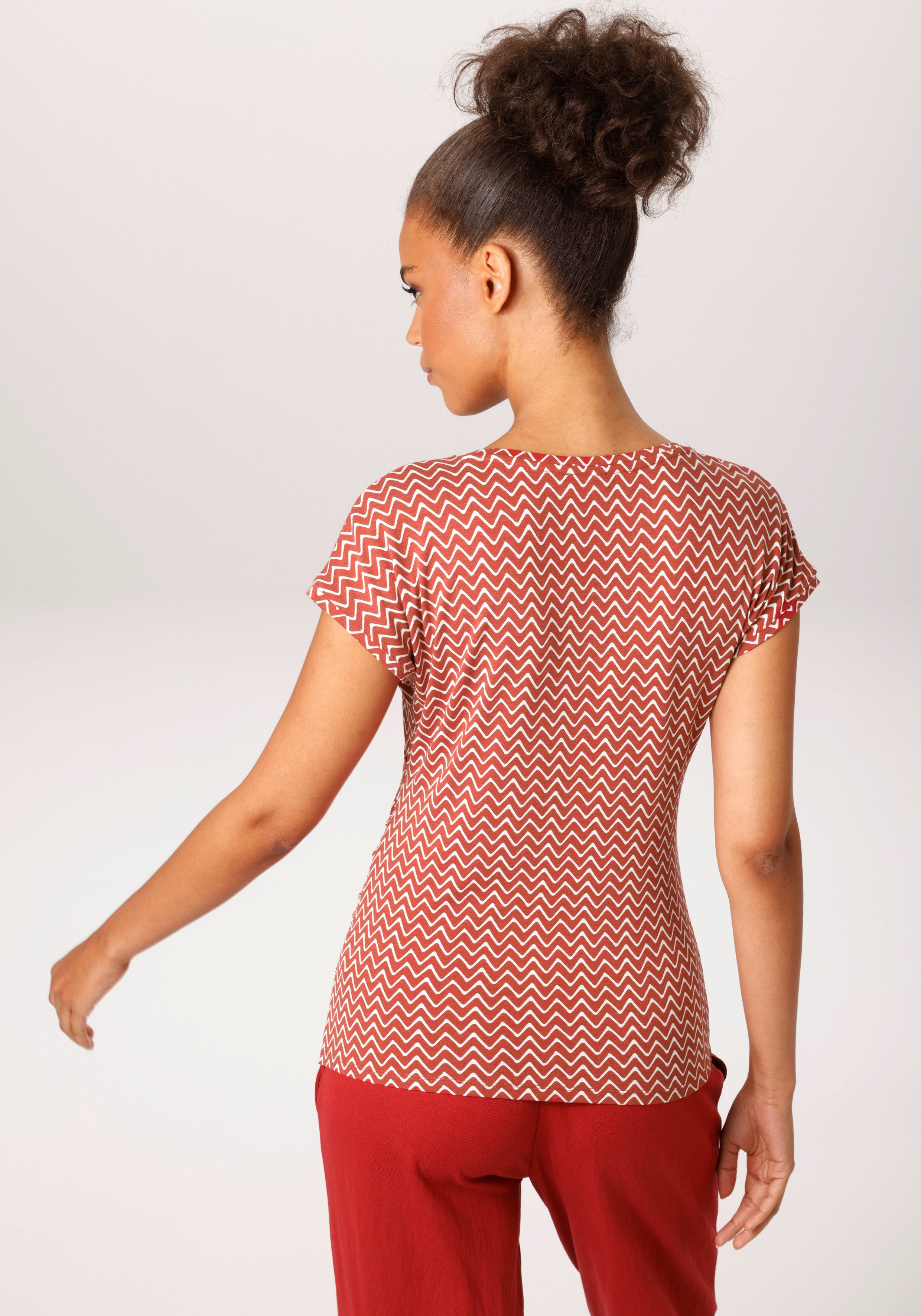 Aniston CASUAL T-Shirt im fantasievollem Zick-Zack-Muster