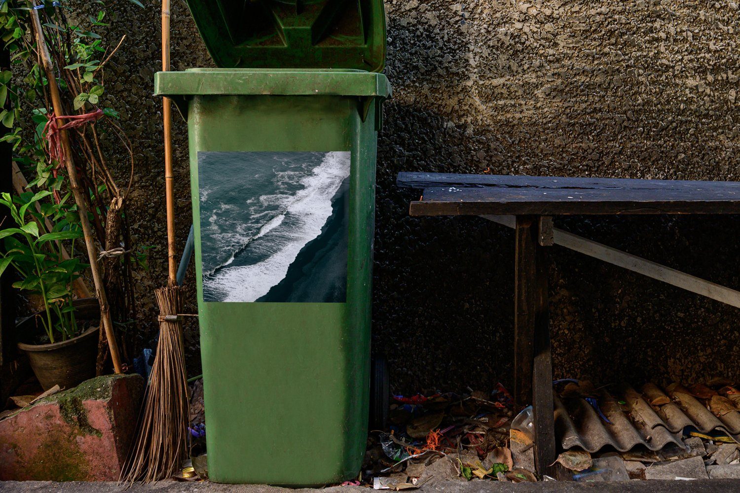 MuchoWow Wandsticker Wasser - Mülleimer-aufkleber, - (1 Sticker, Abfalbehälter St), Strand Schwarz Mülltonne, Container