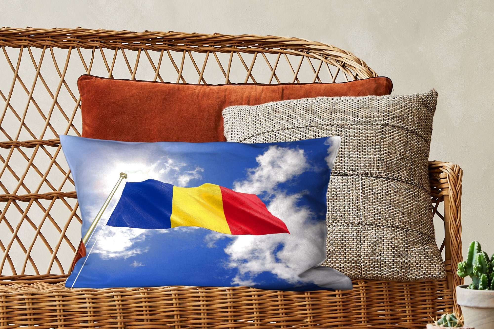 Dekokissen Rumäniens Flagge Füllung, Dekokissen MuchoWow mit Himmel, Schlafzimmer am Zierkissen, Dekoration, weht Wohzimmer