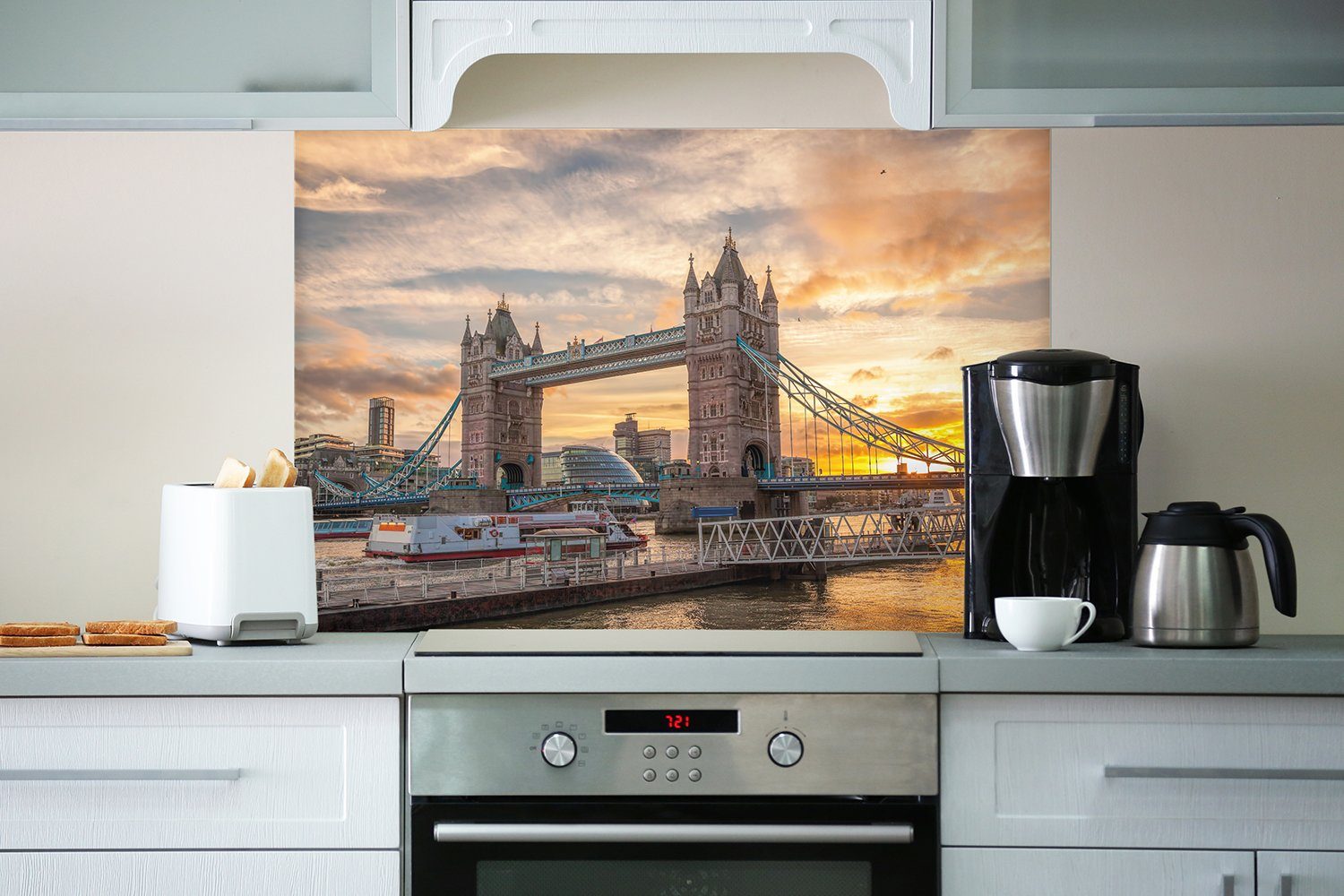 bei Sonnenuntergang, - Wallario (1-tlg) Küchenrückwand London Tower Bridge