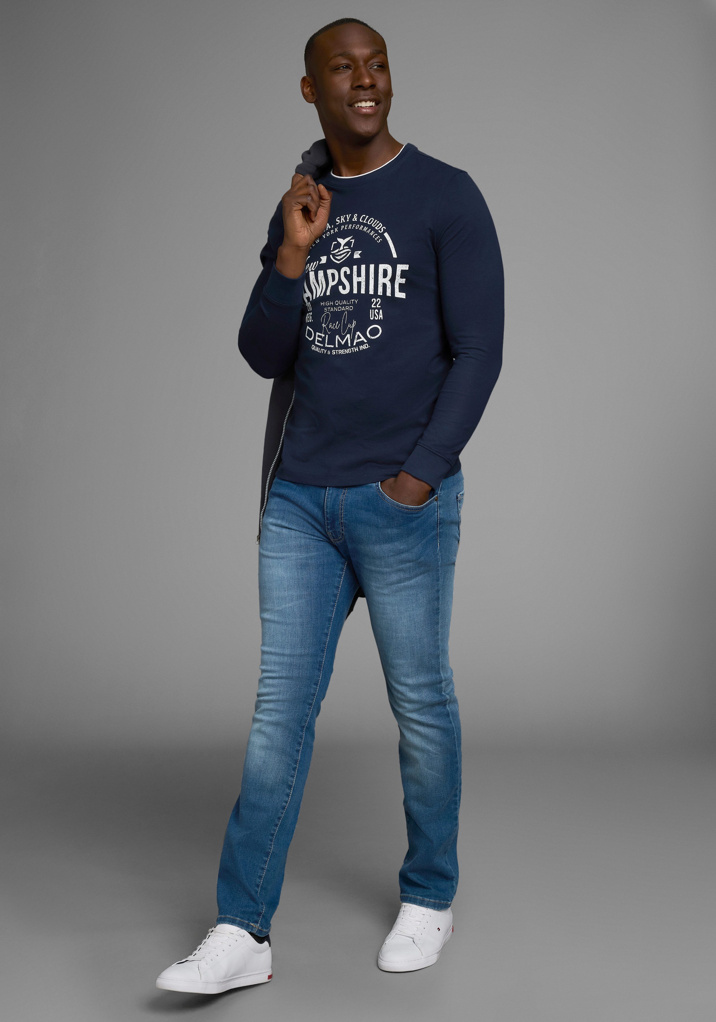 DELMAO Langarmshirt mit modernem Print - NEUE KOLLEKTION. Reduzierter Preis € 16,99. Unverbindliche Preisempfehlung € 19,99, (€ 16,99 pro 1 Stk)