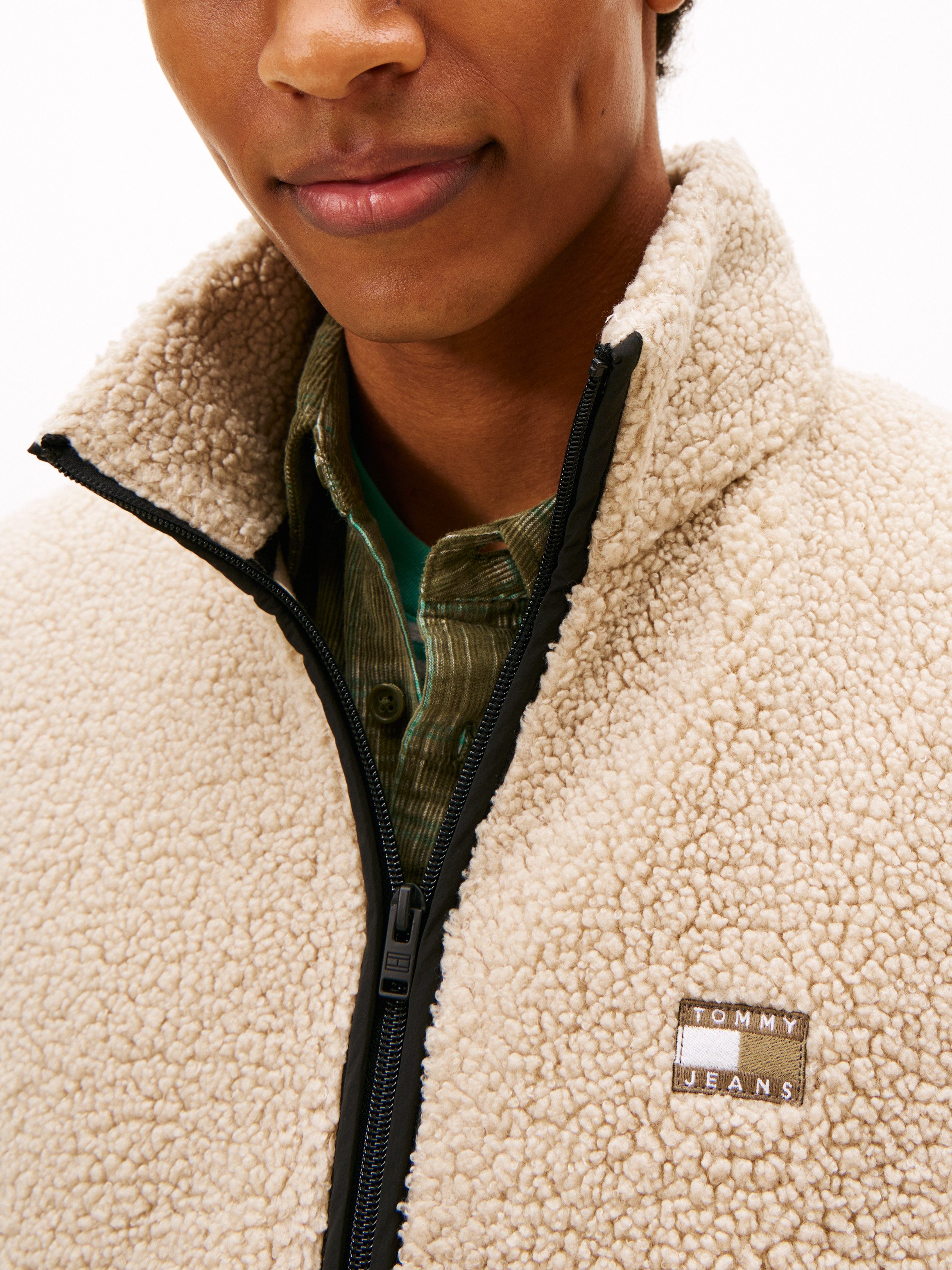 Tommy Jeans Fleecejacke TJM BADGE TEDDY Stehkragen, Teddyfleece, relaxed fit