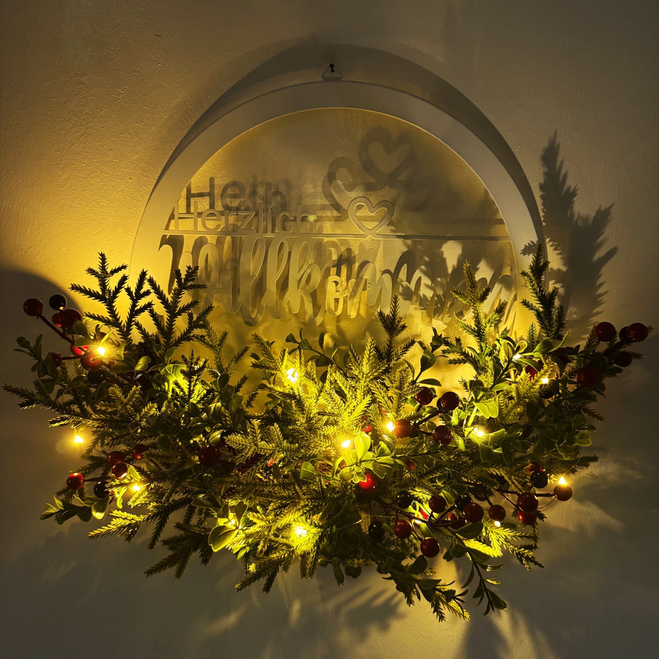 Online-Fuchs Dekokranz - Türkranz mit Tannenzweigen, LED-Lichterkette & Timer - Herbstdeko, mit Schriftzug "Herzlich Willkommen" – Bild 2 von 3