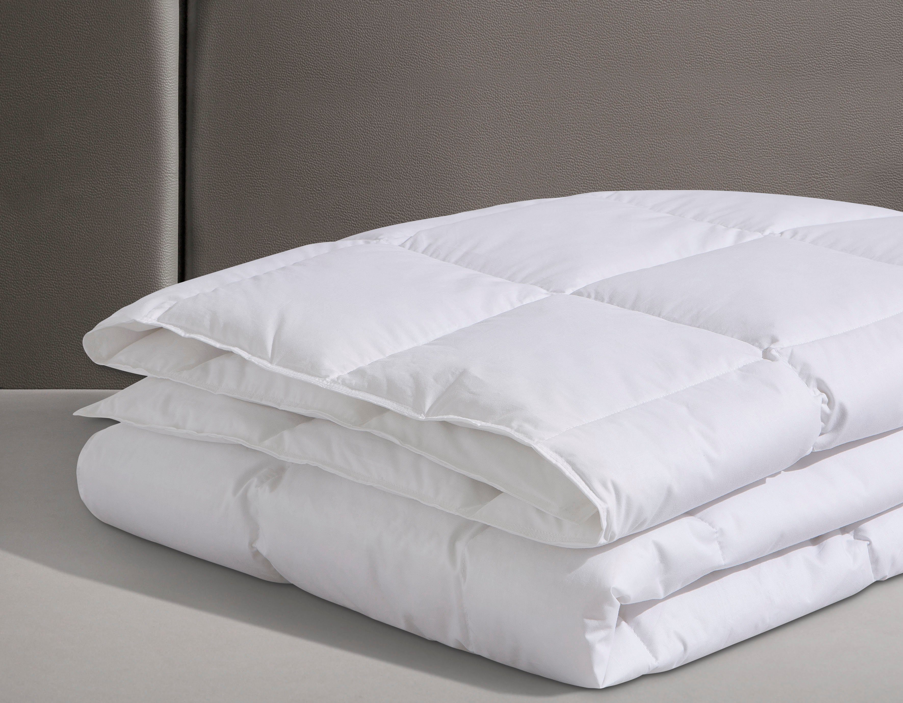 Älgdröm Daunenbettdecke Lasse, Bettdecke 135x200 cm, 155x220 cm und weitere Größen, Füllung: 100% Daunen, Bezug: 100% Baumwolle, Bettdecken, Sommer, Winter, Decke ist Made in Green zertifiziert