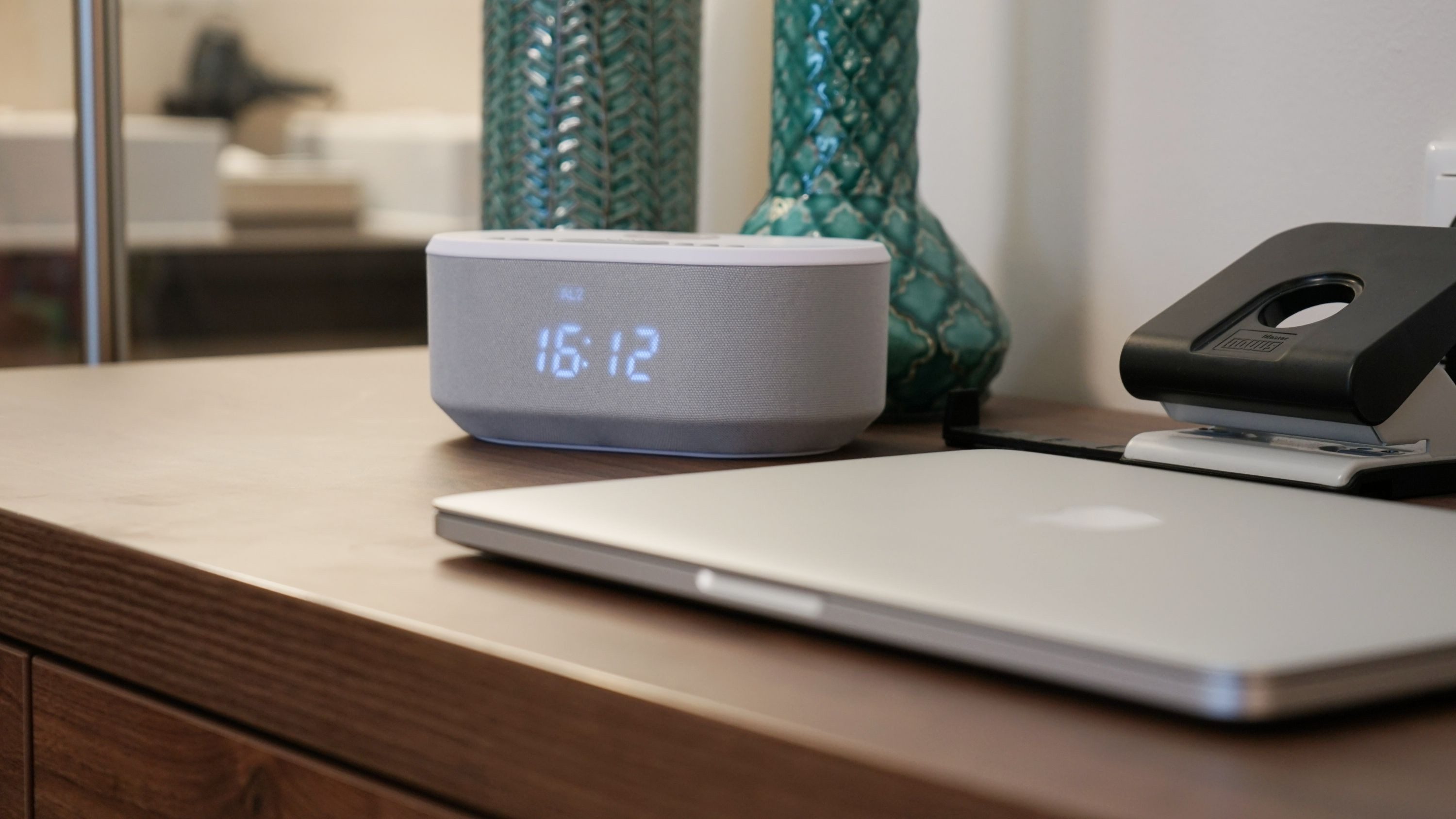 AIC AIC 18 BT weiss Radio (Radiowecker Designer Uhrenradio USB Bluetooth Induktives Laden)