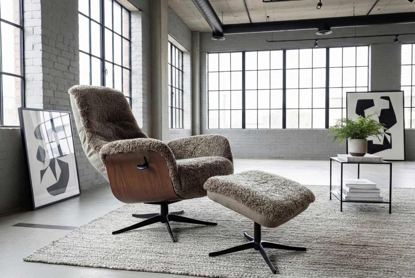 KAWOLA Relaxsessel SILVA Schaffell beige Komfort Drehsessel – Bequem, 360° drehbar, Relaxfunktion, Kopfstütze, inklusive Fußhocker