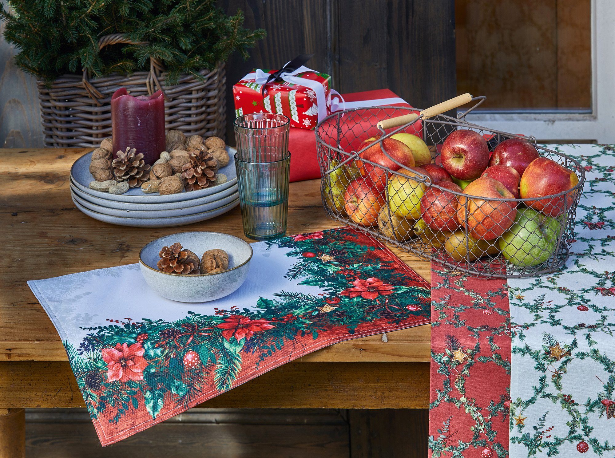 Tischläufer 3606 Weihnachten Weihnachtsdeko, rot/grün/bunt (1-tlg), APELT Winterwelt, Digitaldruck