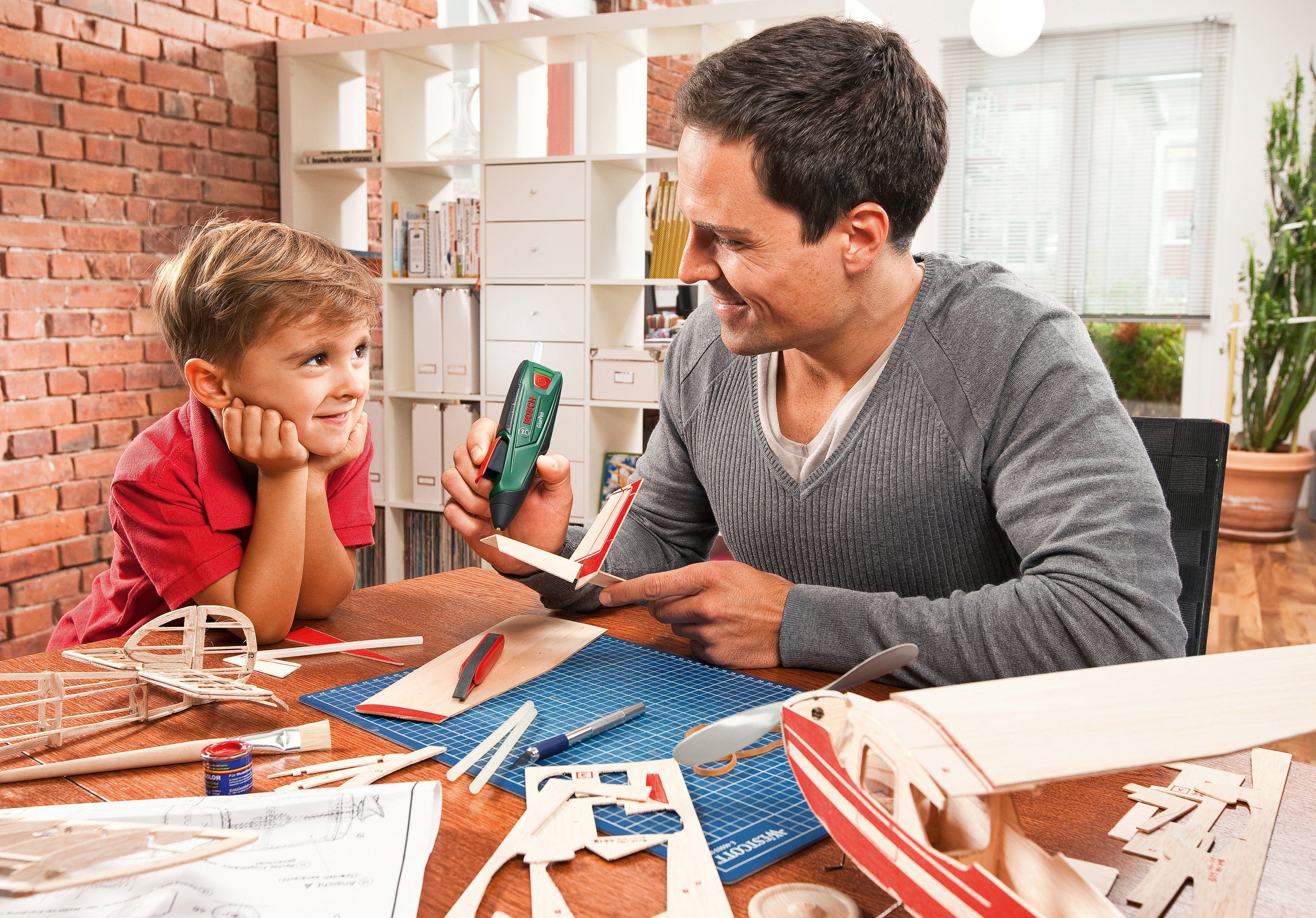 Micro-USB-Lader) (4 GluePen, Schmelzkleber Garden & UltraPower, Heißklebestift Home Bosch