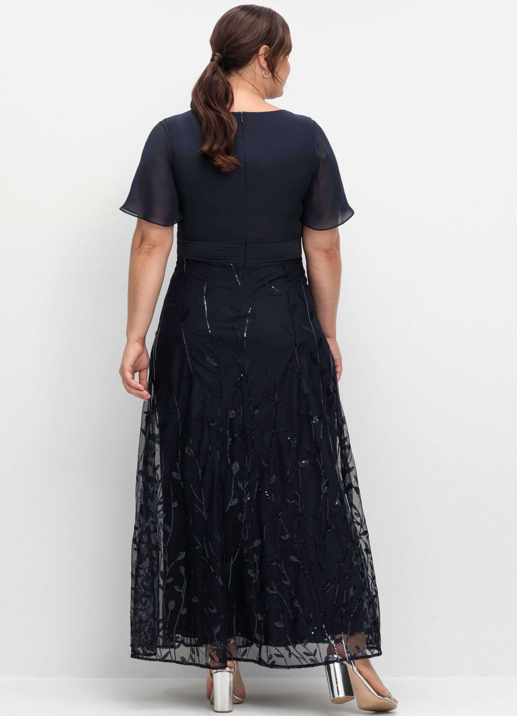 Sheego Etuikleid Abendkleid Kurzarm mit Stickerei und Pailletten am Rock günstig online kaufen