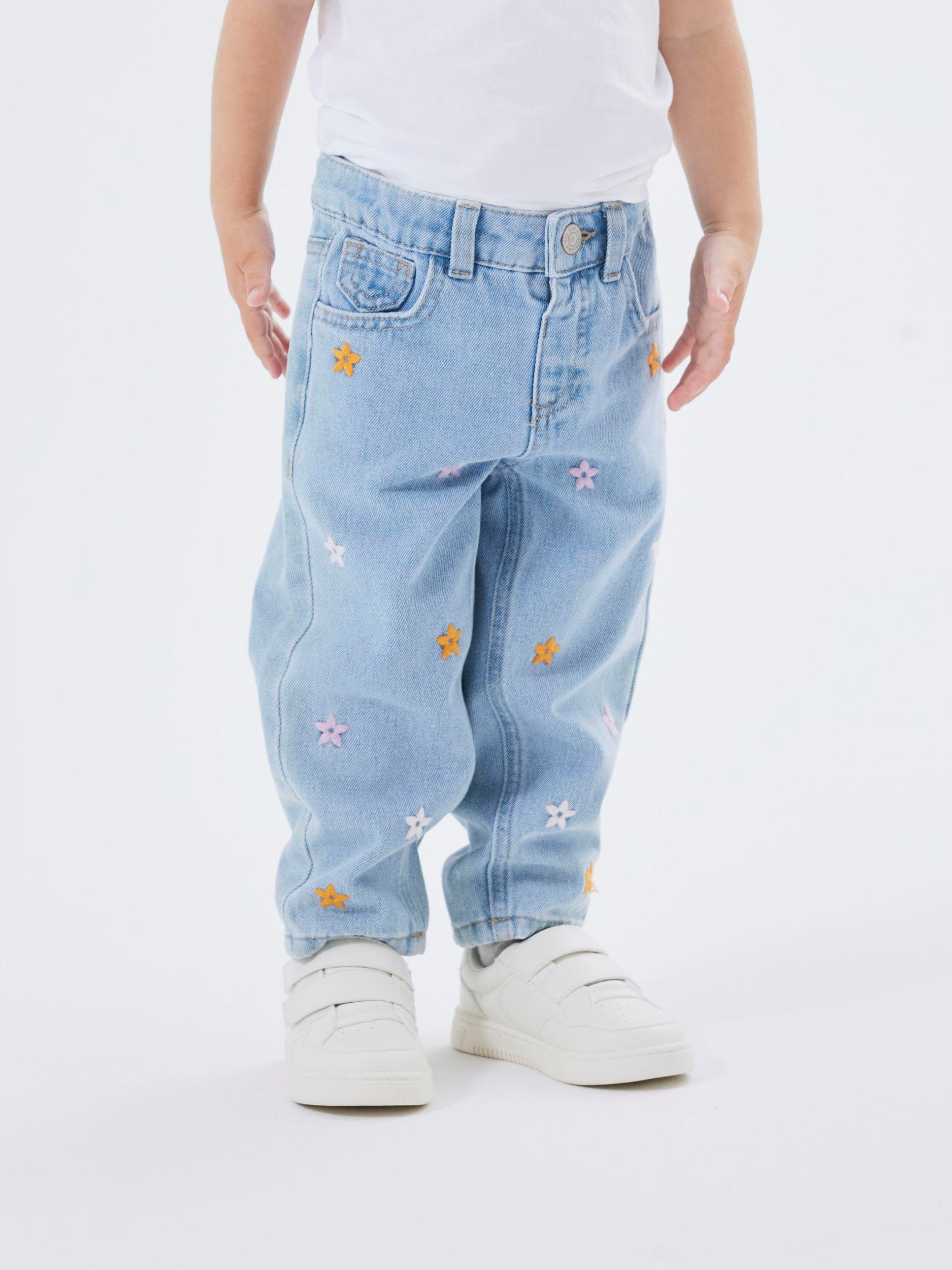 Name It Mom-Jeans NMFBELLA MOM JEANS 1250-TE NOOS mit Motiv Stickerei Light Blue Denim Detail:EMBROIDERY