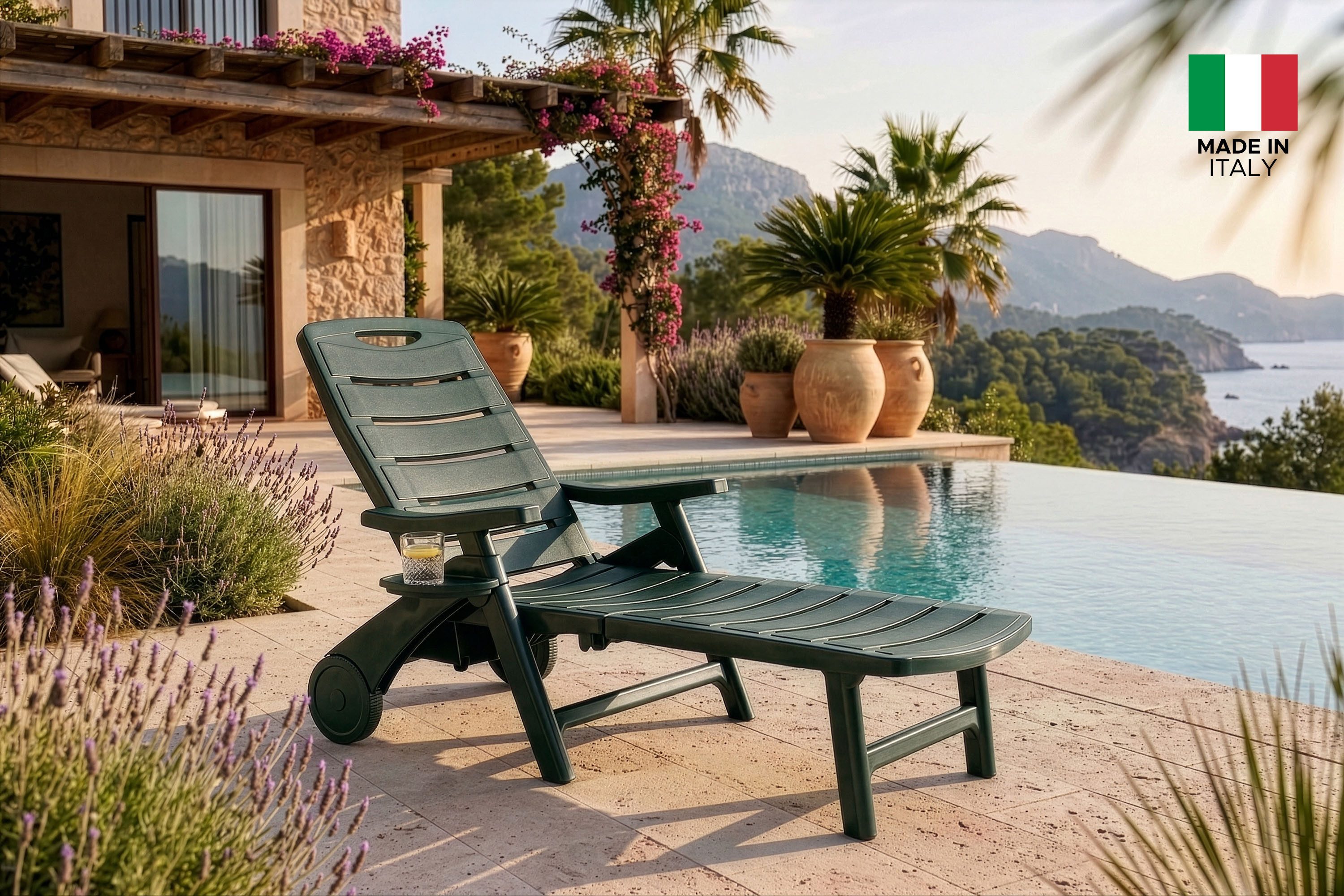 KONSIMO® Gartenliege TIDIA Liegestuhl, verstellbare Rückenlehne, italienische Qualität, 1 St., zusammenklappbar, mit Getränkehalter, aus recycelten Materialien