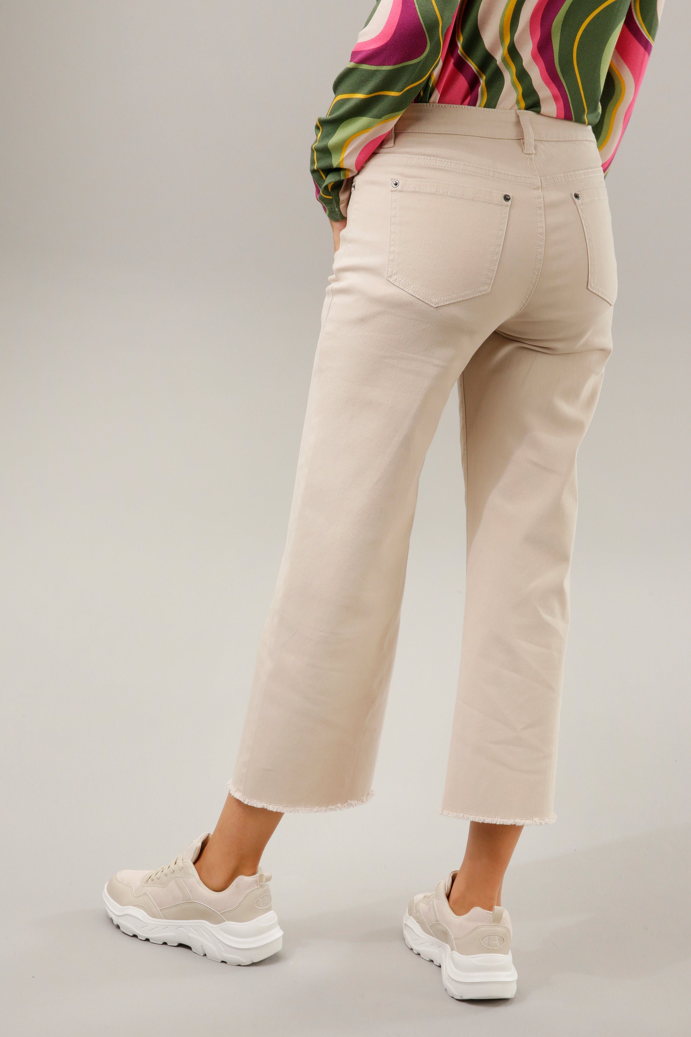 Aniston CASUAL 7/8-Jeans mit leicht sand ausgefranstem Beinabschluss