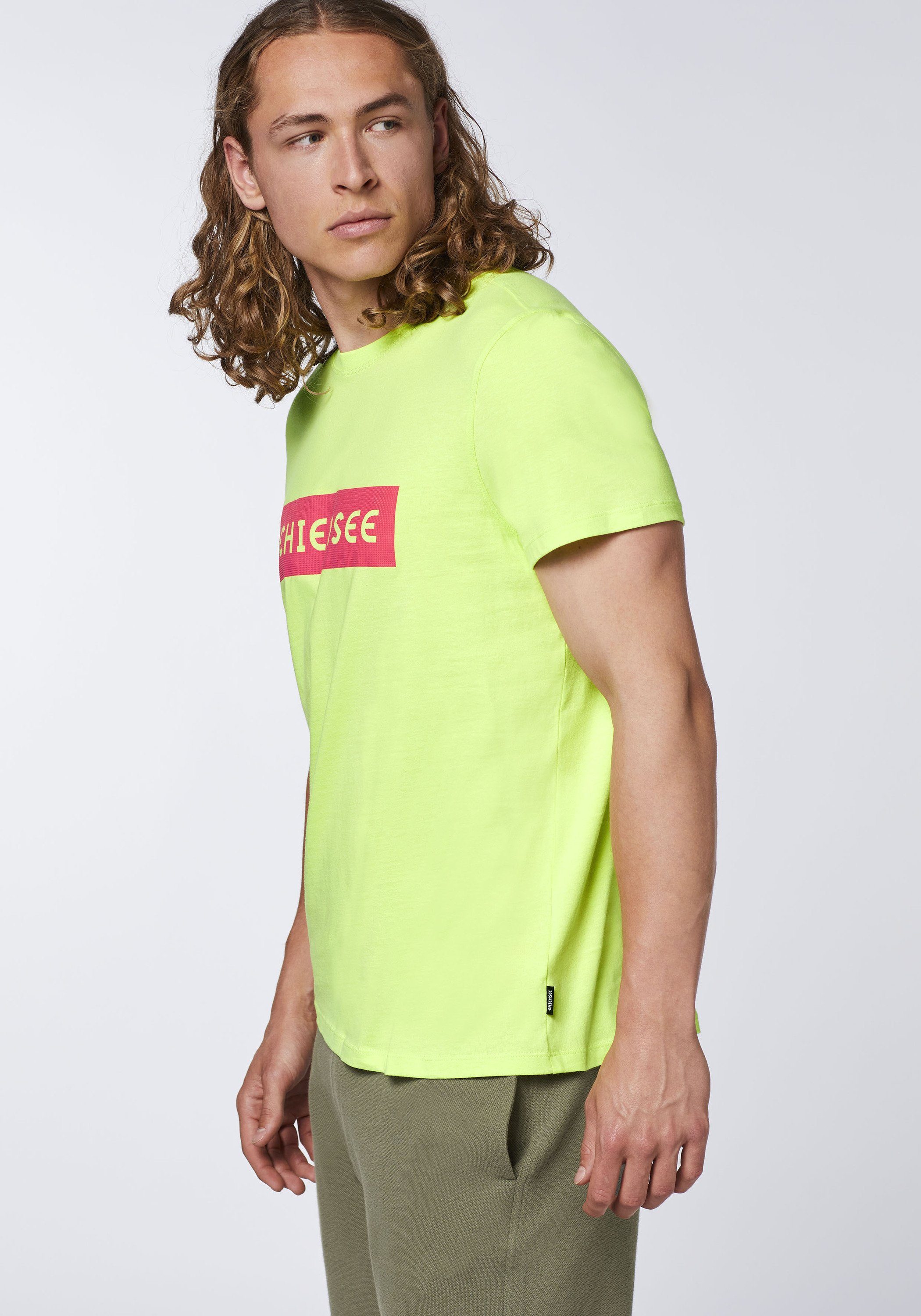 Chiemsee plakativem Sharp mit Print-Shirt Markenschriftzug 13-0535 T-Shirt Green 1