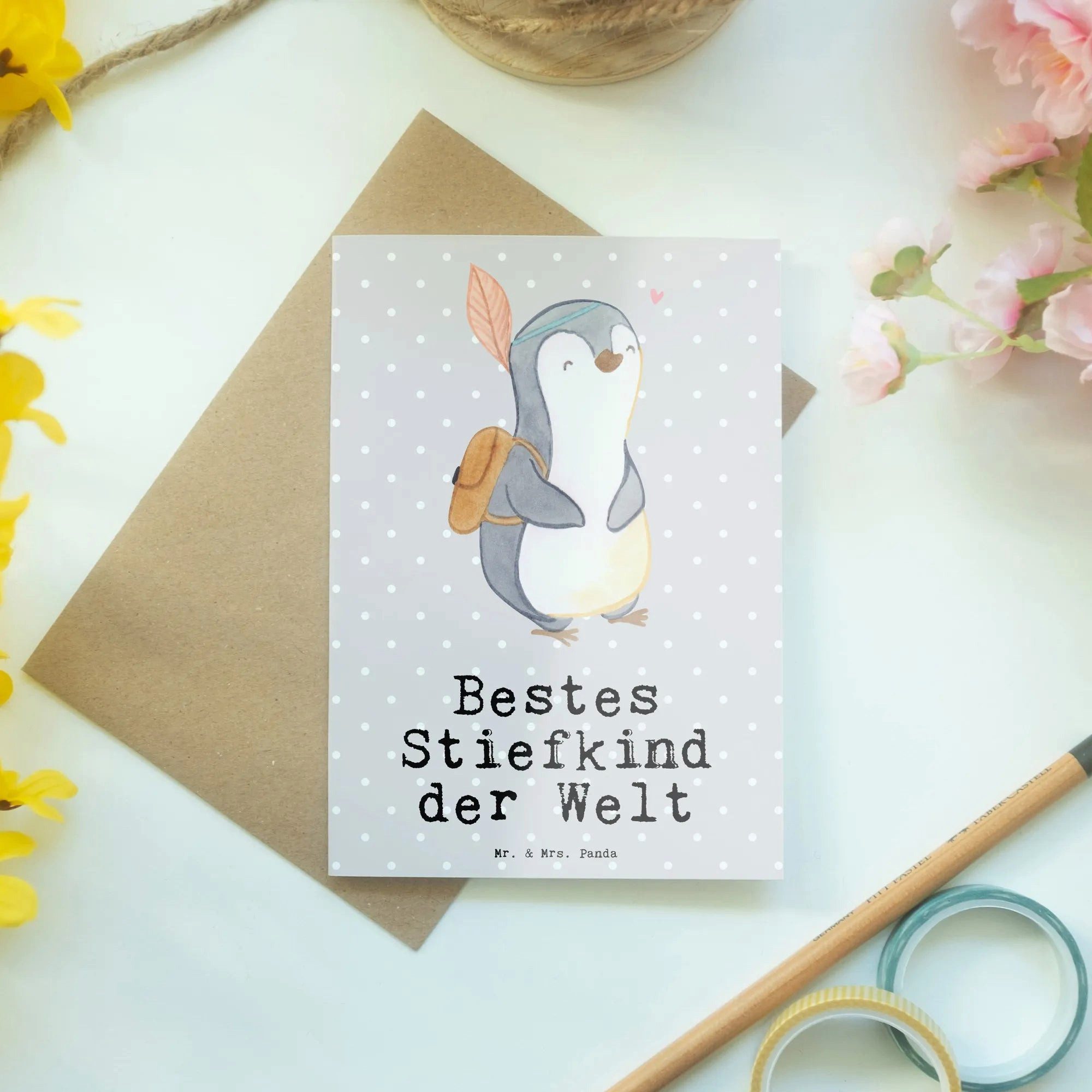Thumbnail - Mr. & Mrs. Panda Grußkarte Pinguin Bestes Stiefkind der Welt - Grau Pastell - Geschenk, Hochzeit, Handgefertigt