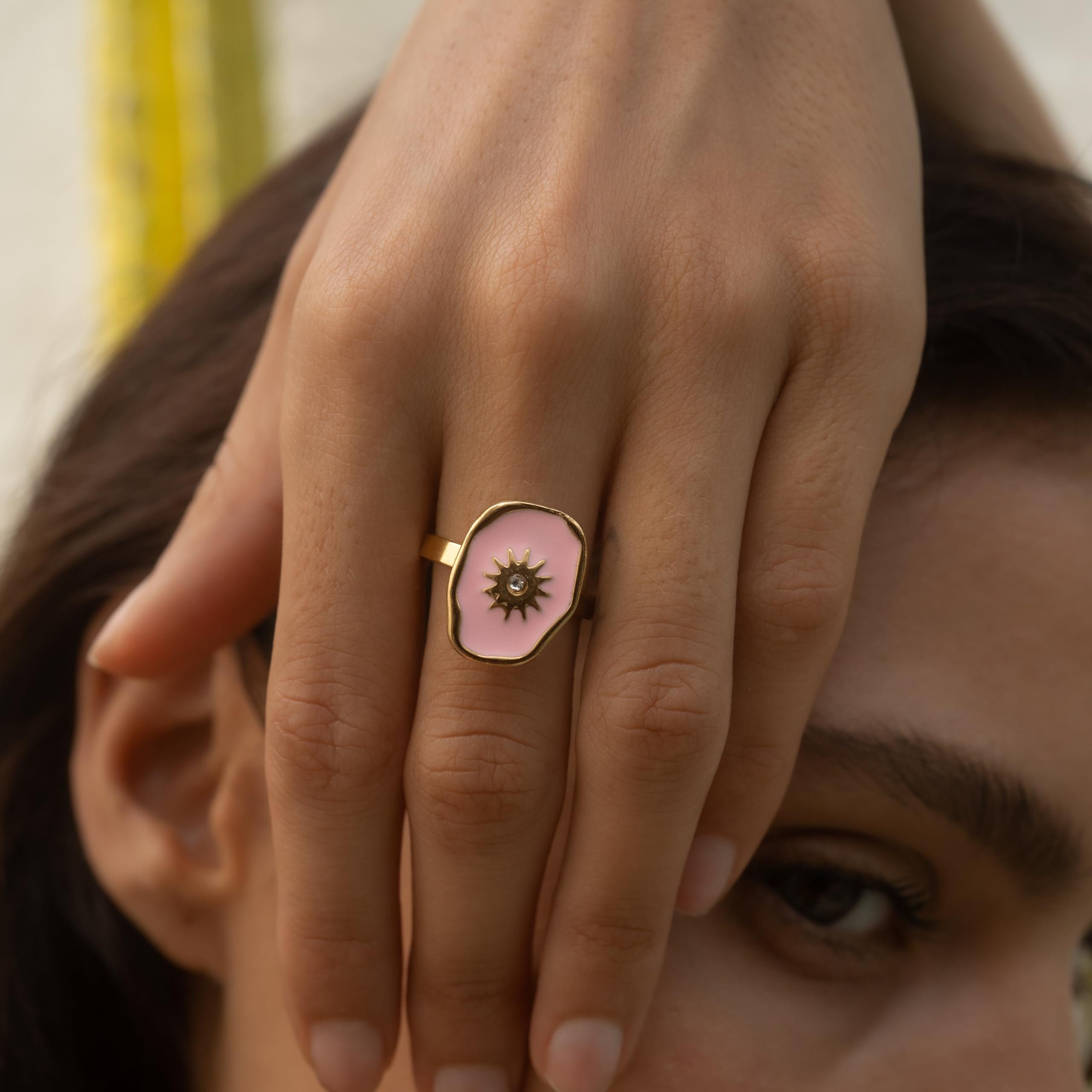 Made by Nami Fingerring Goldener Boho Ring mit türkisem/rosa Edelstein mit Sonne im Zentrum, goldumrandet Damen Schmuck Größenverstellbar & Wasserfest