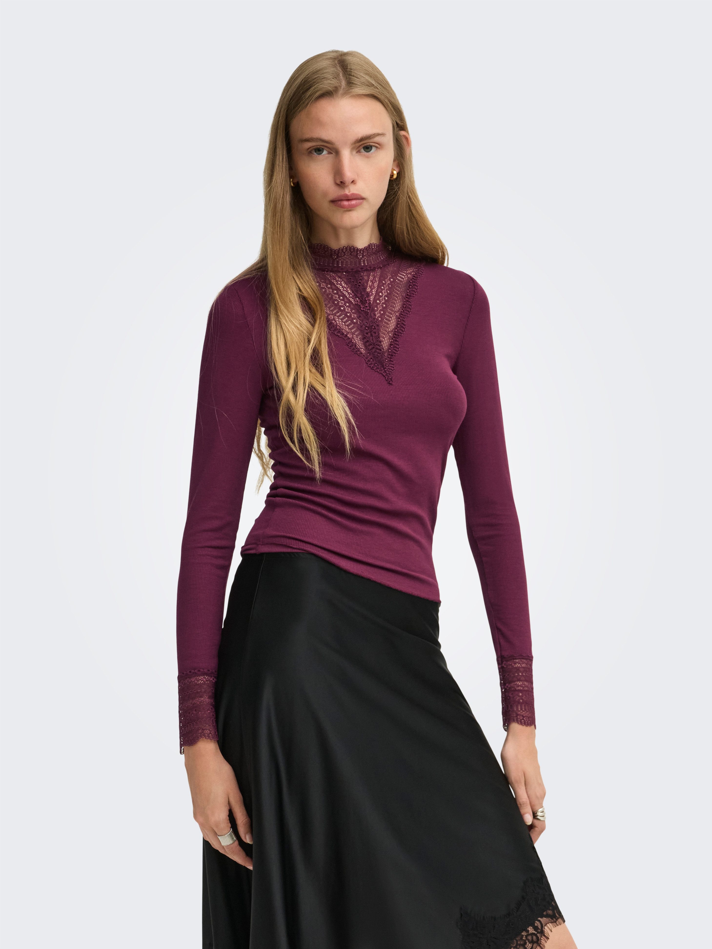 ONLY Spitzenshirt ONLTILDE L/S HIGH NECK LACE TOP JRS Viskosemischung, mit Spitze