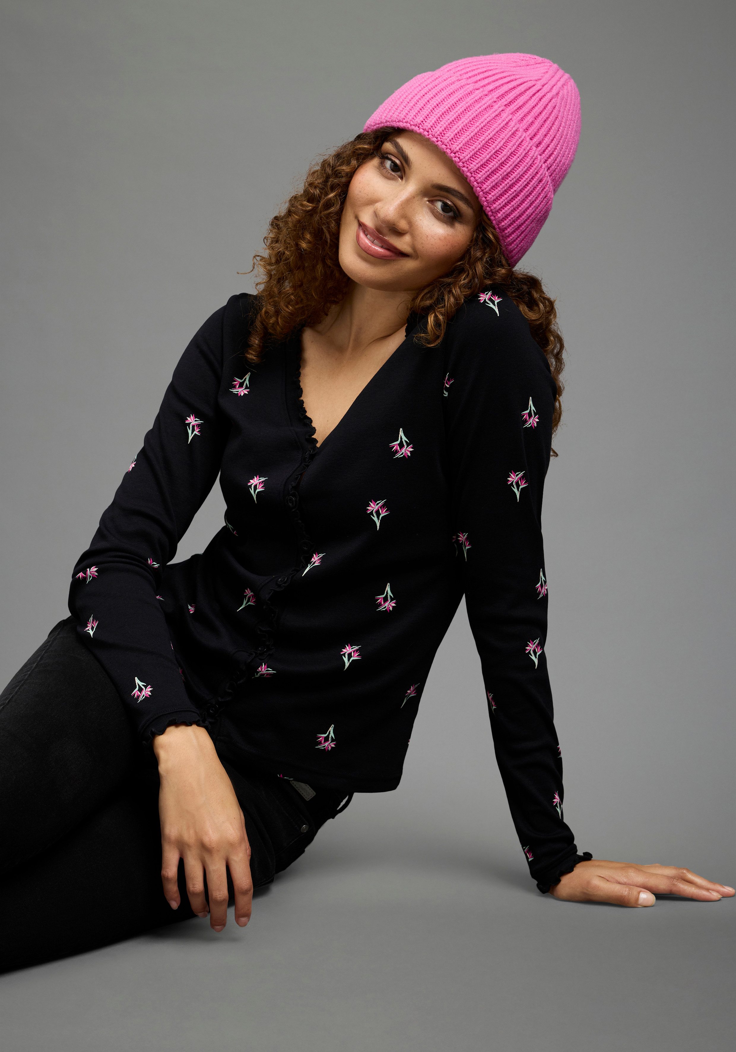 KangaROOS Langarmshirt mit V-Ausschnitt, figurbetonte Passform, hüftlange Form, aus Rippware