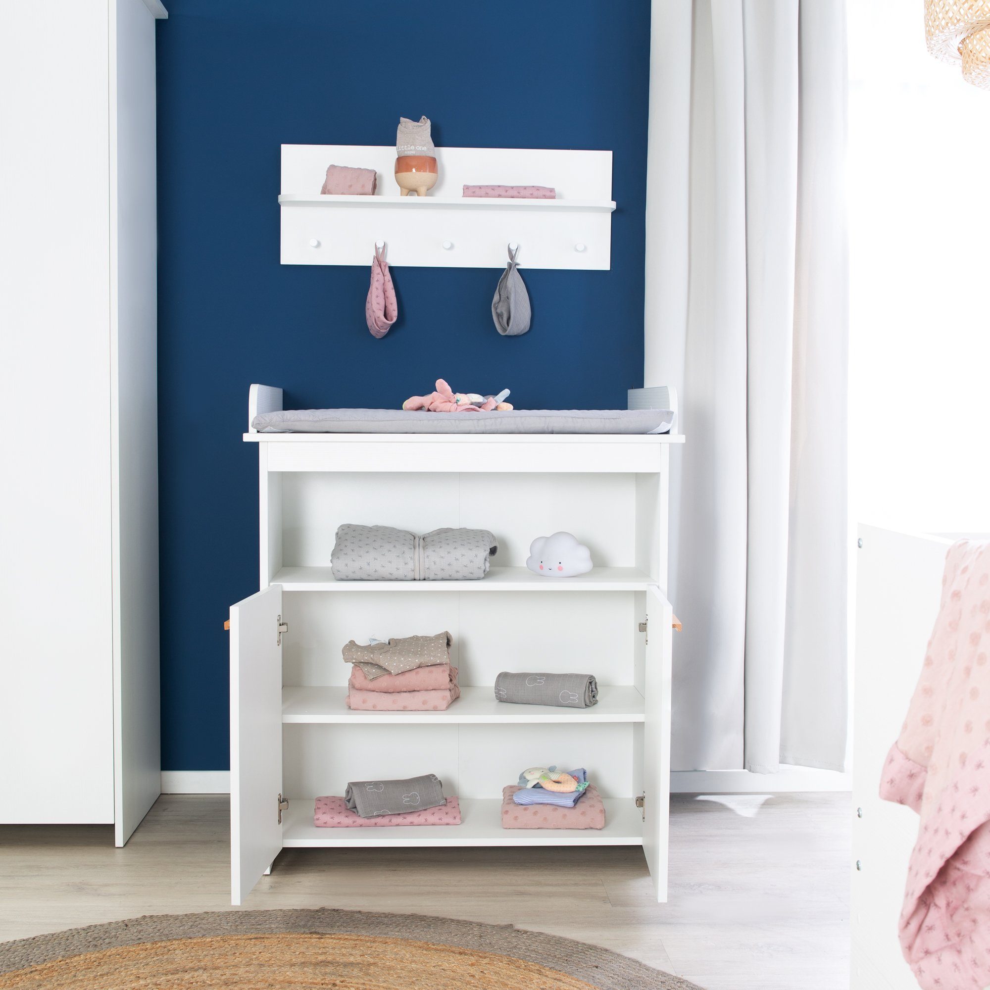 roba® Babyzimmer-Komplettset Anton - schlichtes Kinderzimmer für Babys aus Holz - Griffe aus Buche, (3-teiliges Set, Babybett 70 x 140 cm, schmale Wickelkommode, Kleiderschrank), höhenverstellbar & umbaubares Bett mit Schlupfsprossen - Matt / Weiß